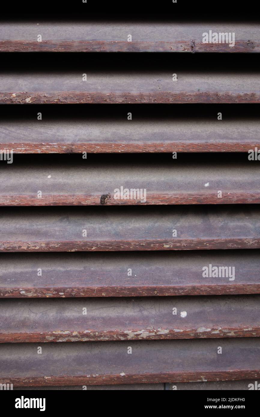 Alte, staubige horizontale Holzfenster Stockfoto