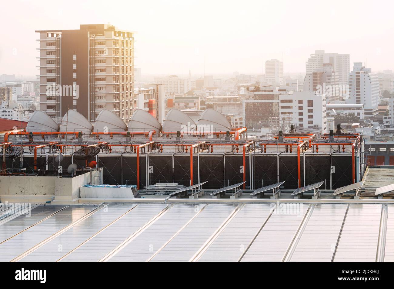 Dach des Gebäudes HLK Air Chillers mit Solarpanel. Moderne Bangkok Stadtlandschaft. Stockfoto