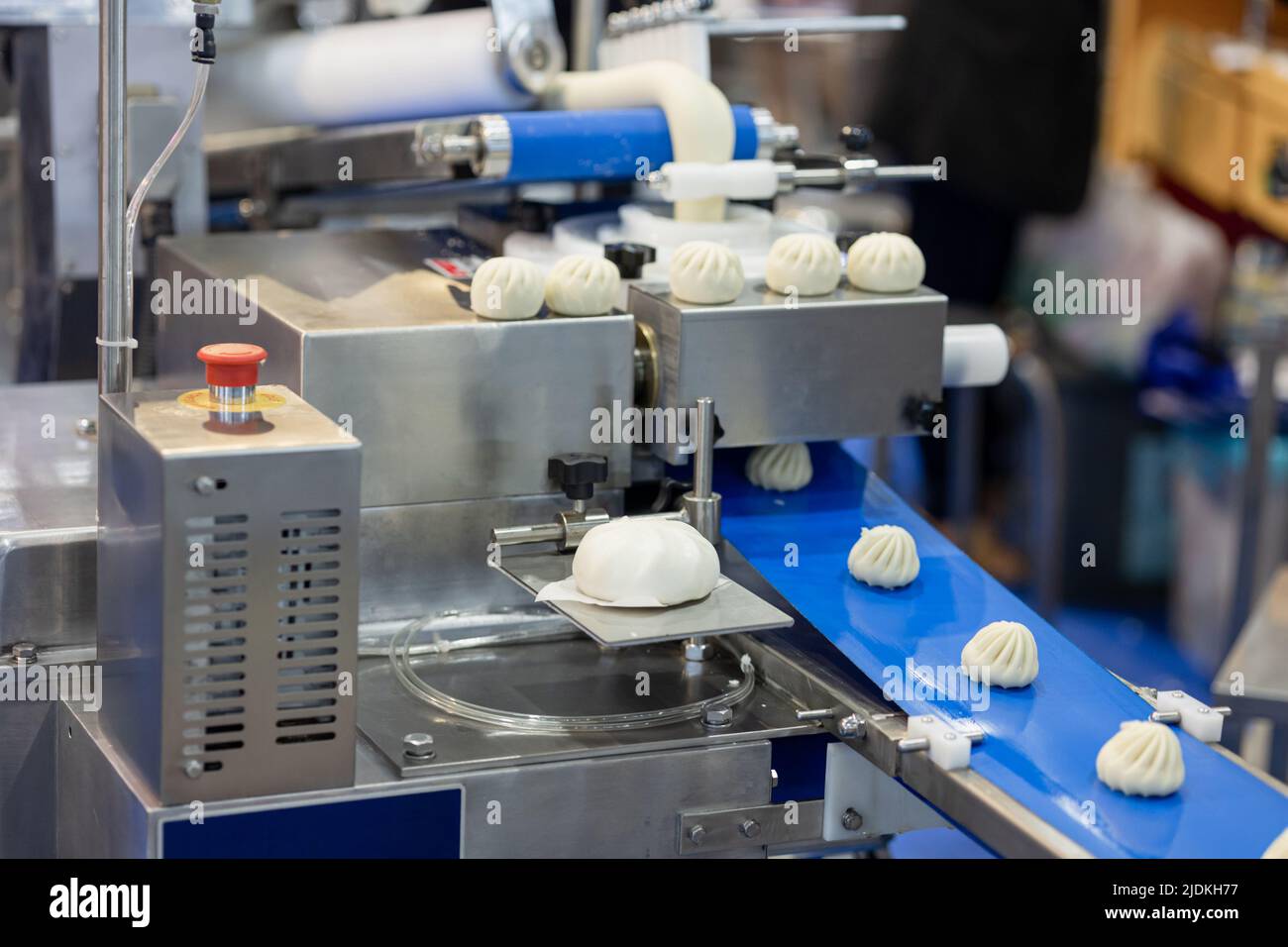 Automatische Lebensmittelmaschine in der Fabrik der Lebensmittelindustrie, baozi chinesische Brötchen Wrap Maker Maschine. Stockfoto