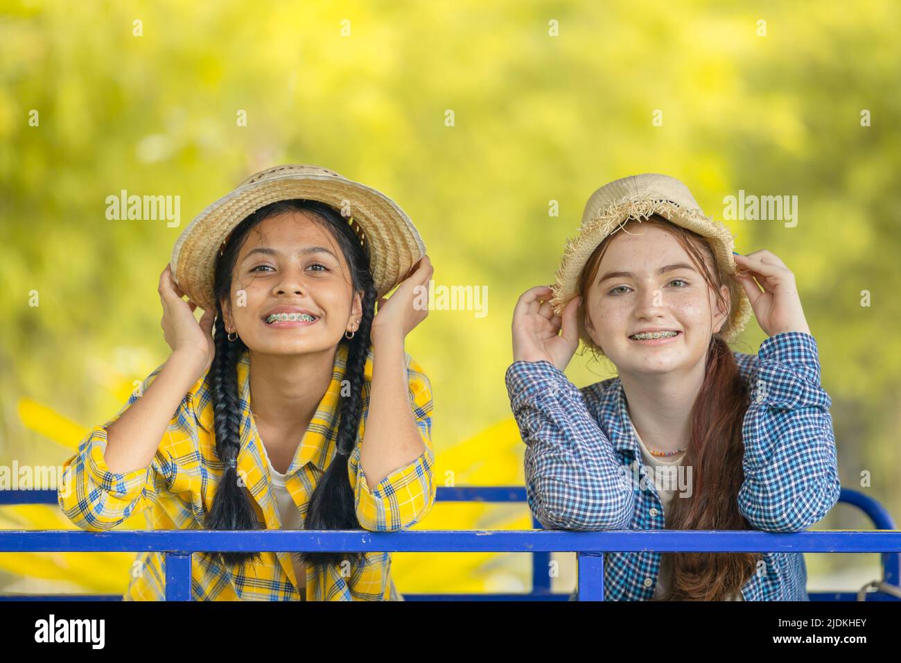 Zwei Porträt Land Kinder Landwirt Landwirtschaft Kind Mix Rennen Porträt glücklich lächelnd. Stockfoto