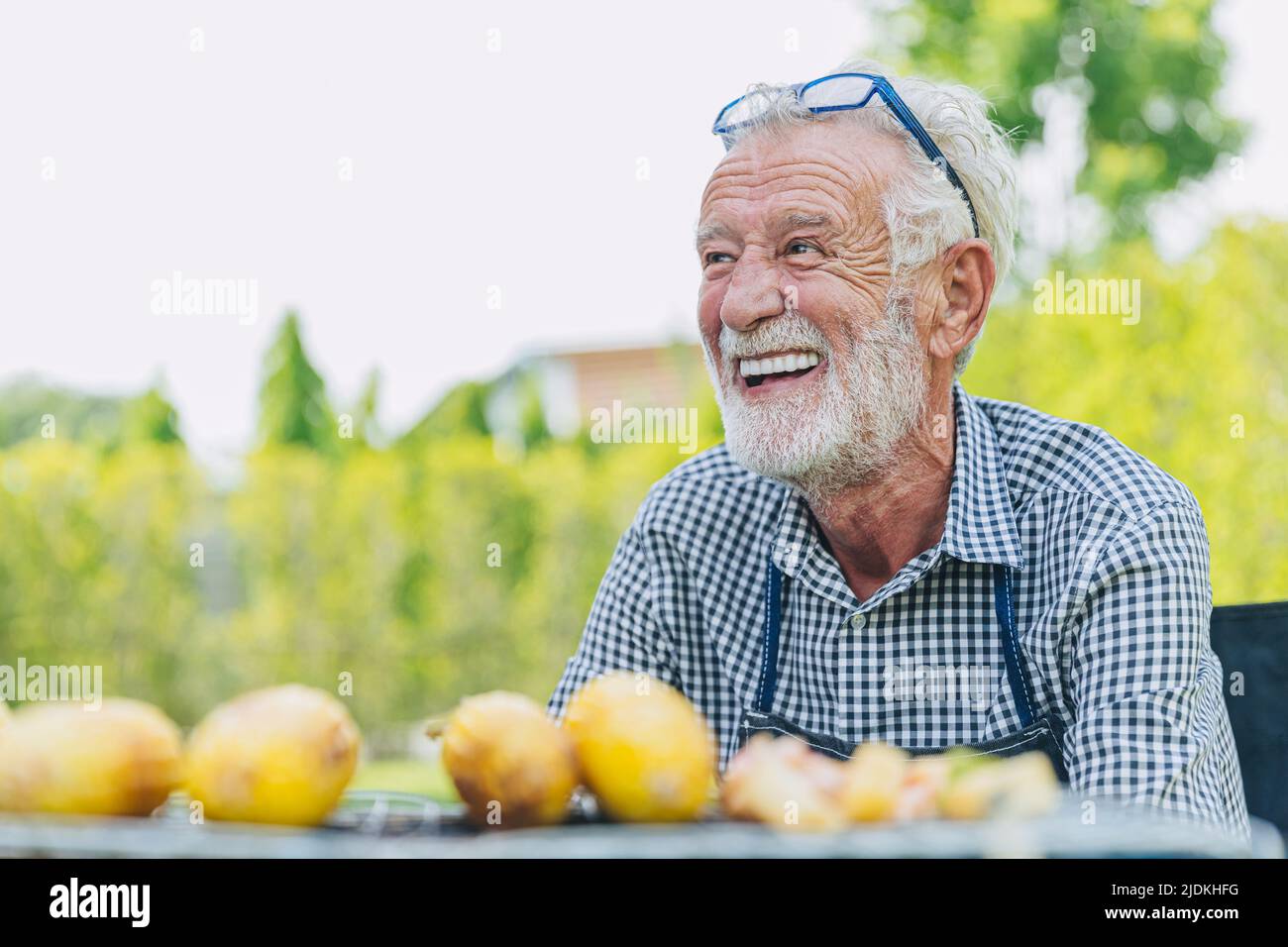 Glücklicher älterer Mann gesunder Senior selbstbewusstes Lächeln im Park im Freien mit schönen weißen Zähnen aus Prothesenprothetik. Stockfoto