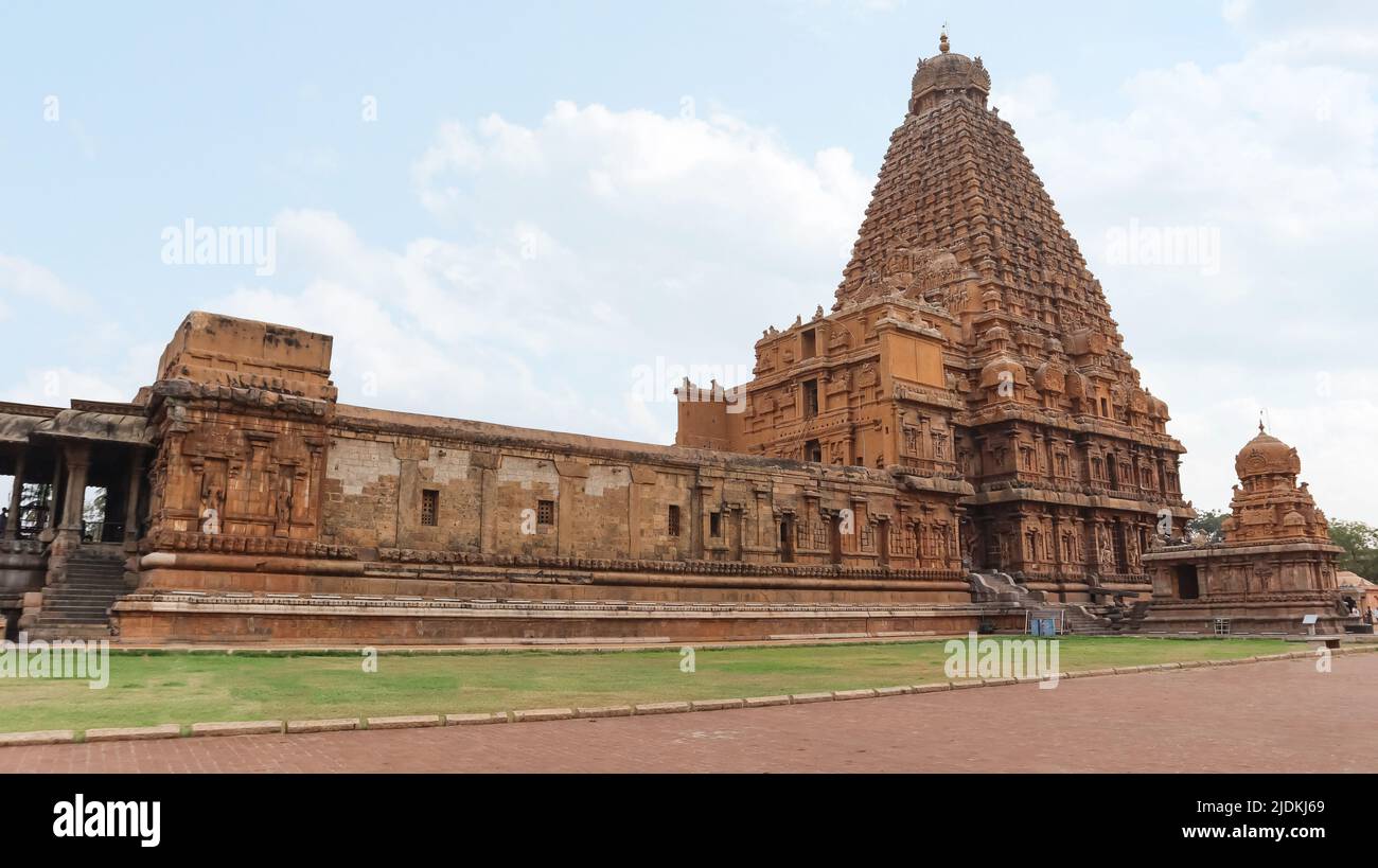 Blick auf den Shri Brihadishvara Tempel mit Touristen, die Fotos machen, Thanjavur, Indien. Stockfoto
