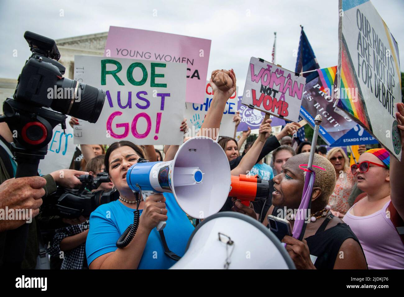 Washington, USA, 21/06/2022, Terrisa Bukovinac, Gründerin und Geschäftsführerin des Aufstands gegen Schwangerschaftsabbrüche, links, Gerät in eine verbale Konfrontation mit einem Wahlaktivist außerhalb des Obersten Gerichtshofs der USA, während sie warten, bis das Gericht seine Entscheidung über Dobbs v. Jackson, Roe v. Wade am 21. Juni 2022 in Washington, DC, USA, zu stürzen, übergibt. Die Entscheidung wurde heute nicht getroffen. Foto von Rod Lampey/CNP/ABACAPRESS.COM Stockfoto