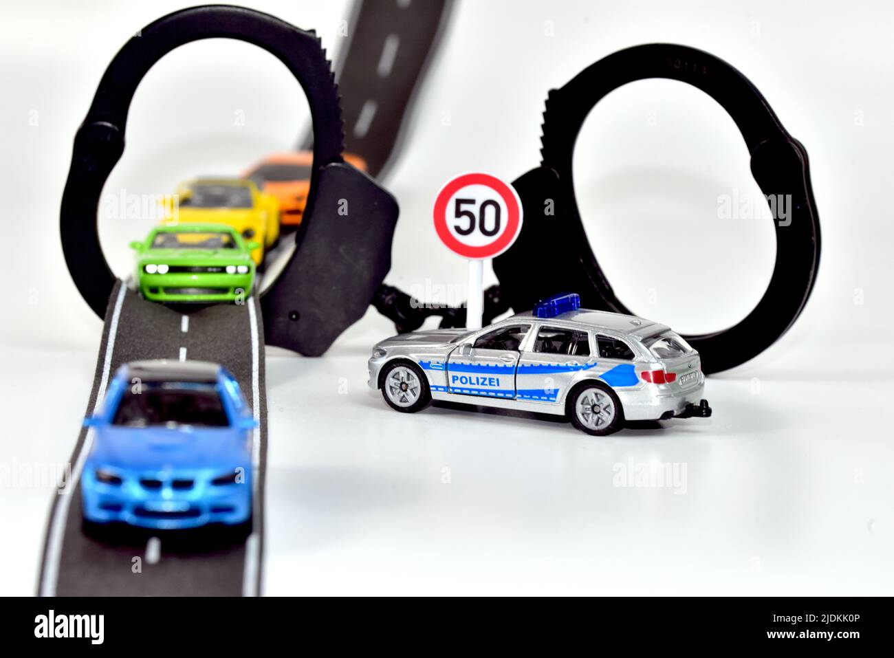 Polizei Spielzeug Auto Verkehr mit Handschellen Stockfoto