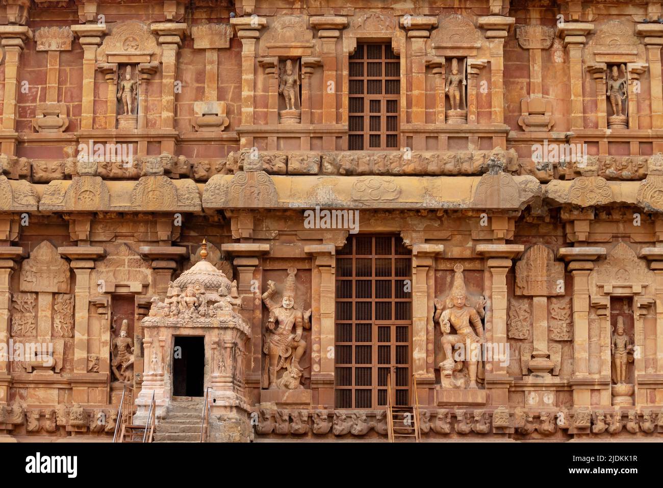 Geschnitzte hinduistische Götter und Göttinnen auf dem Brihadishvara Tempel, Thanjavur, Tamilnadu, Indien. Stockfoto