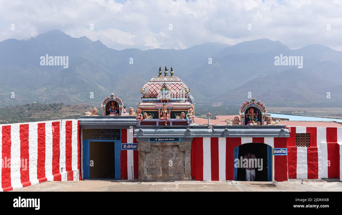 Hügelseite des Tirumala Kali Amman Tempels, in den Räumlichkeiten des Murugan Tempels, Dorf Panpoli, Tenkasi, Tamilnadu, Indien. Stockfoto