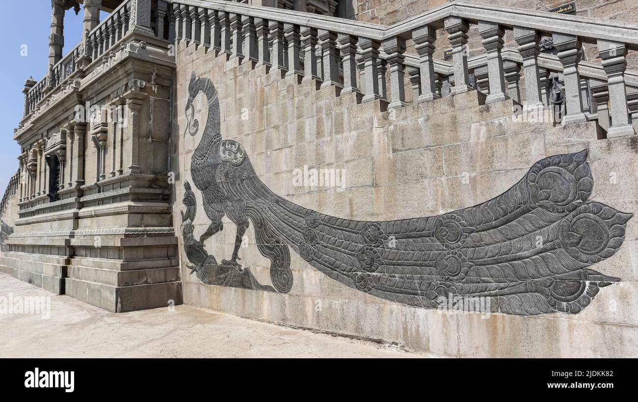 Wandgemälde gemalter Pfau an der Wand des Murugan-Tempels, Dorf Panpoli, Tenkasi, Tamilnadu, Indien. Stockfoto