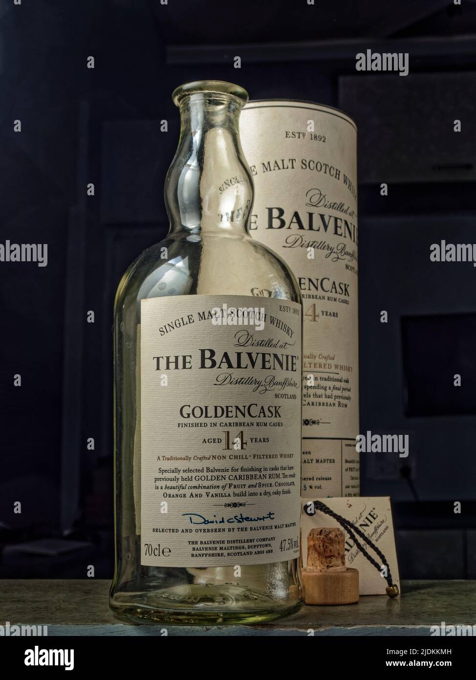 06 21 2022 Vintage Balvenie Double Wood Scotch Whisky Empty Bottel Studio Shot Lokgram Kalyan Maharashtra Indien. Stockfoto