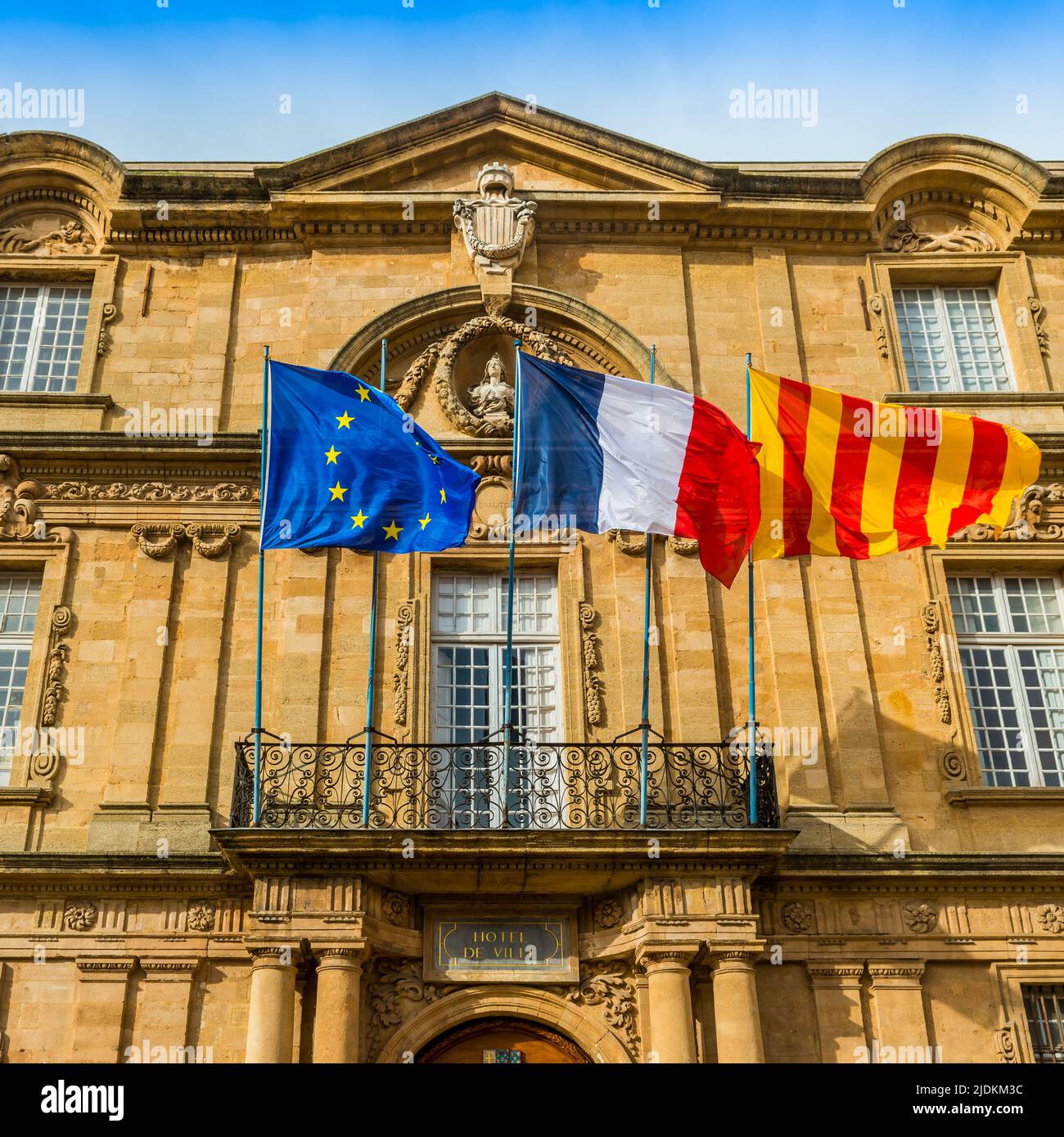 Giebel des Rathauses und seiner Flaggen in Aix en Provence, in den Bouches du Rhone, Provence, Frankreich Stockfoto