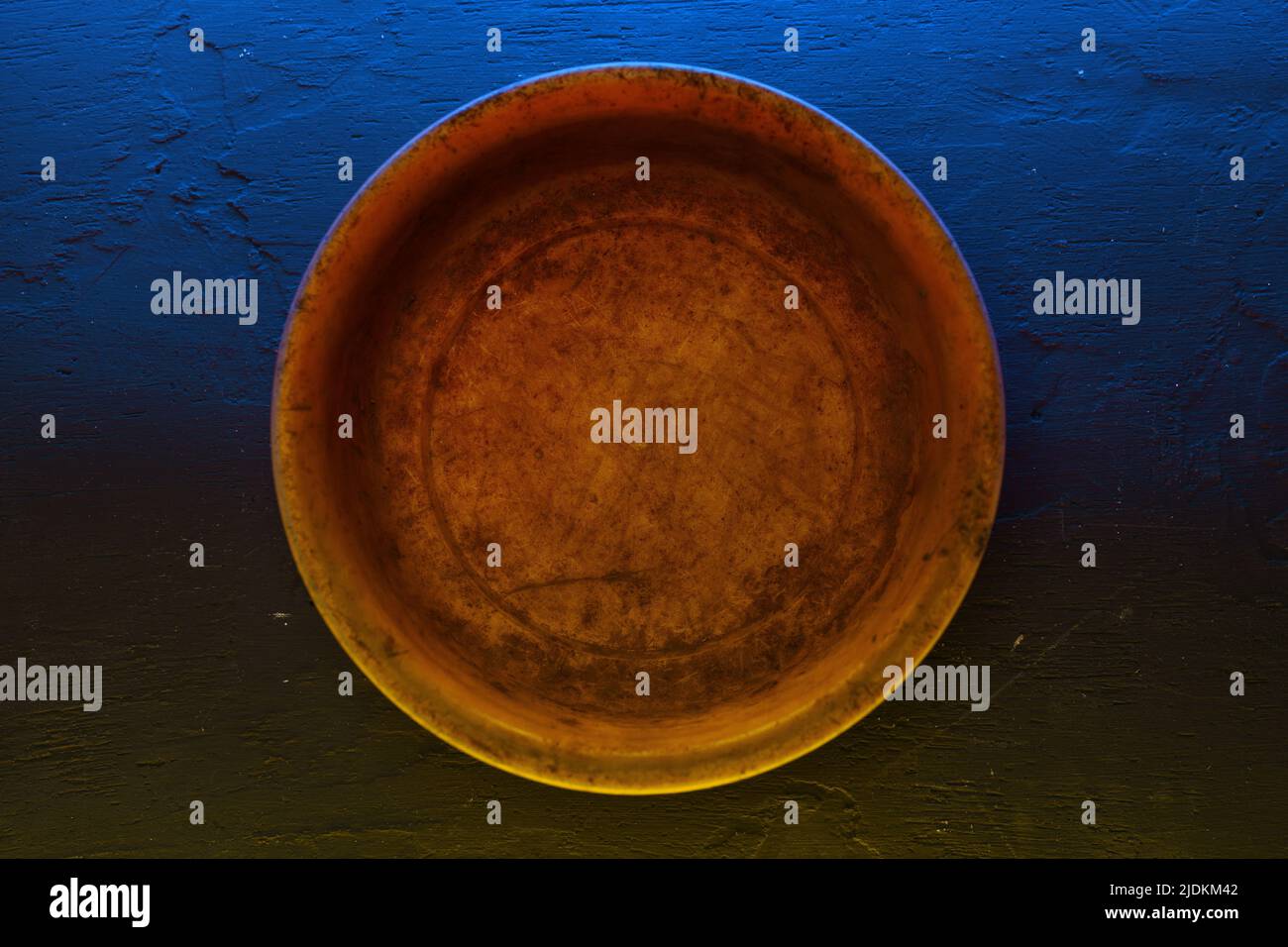 Leere Schüssel auf dunklem Hintergrund mit Kopierplatz Stockfoto