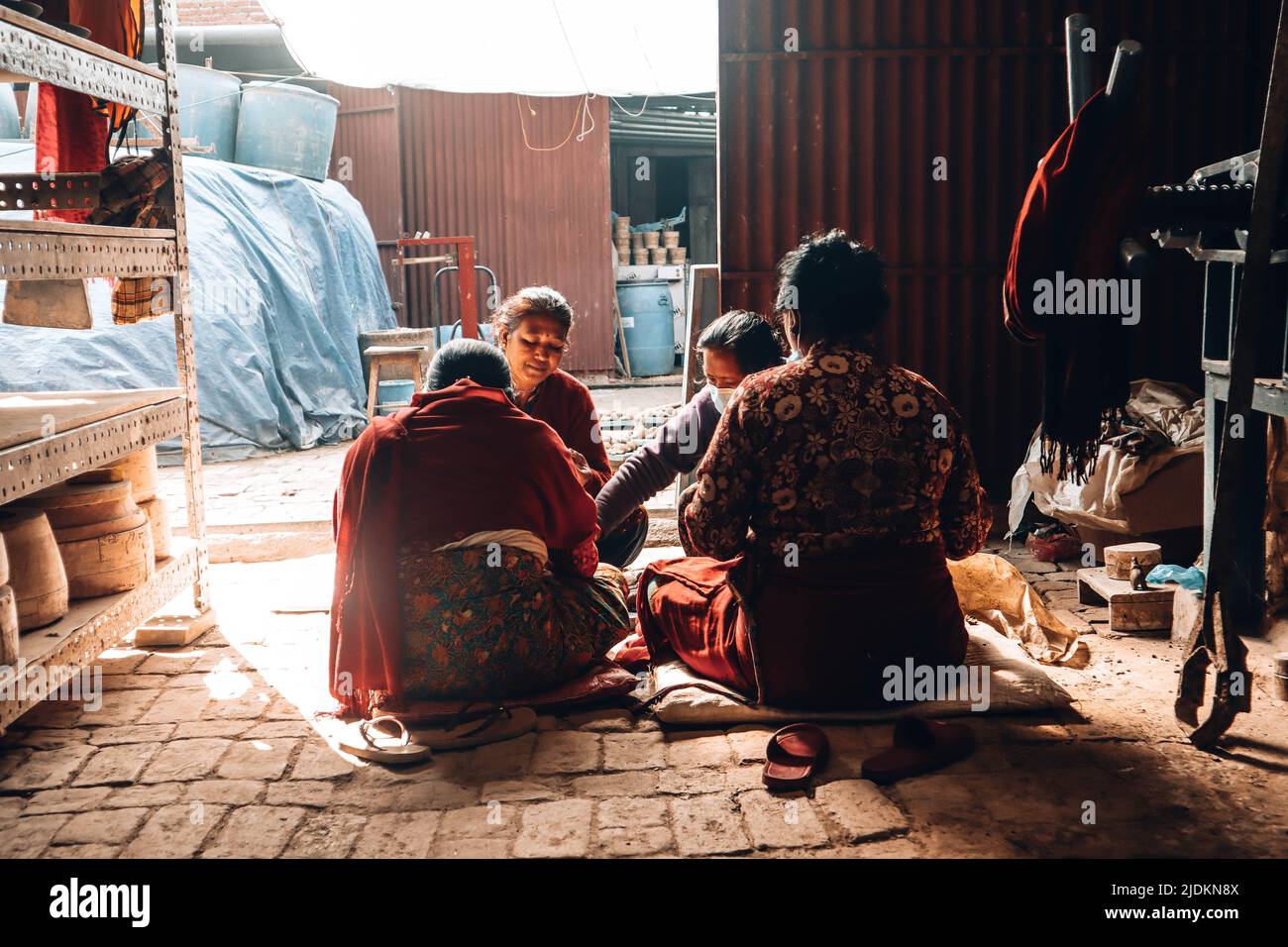 Besuch bei Thimi Ceramics in Bhaktapur, Frauen, die kleine Elefanten machen Stockfoto