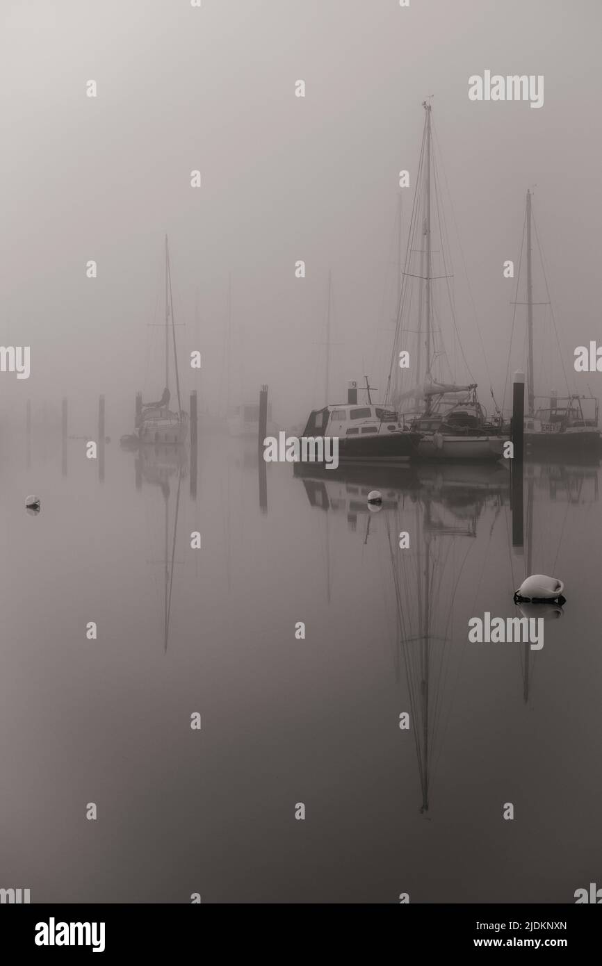 Boote in The Mist - River Yar, Yarmouth, Isle of Wight, UK Stockfoto