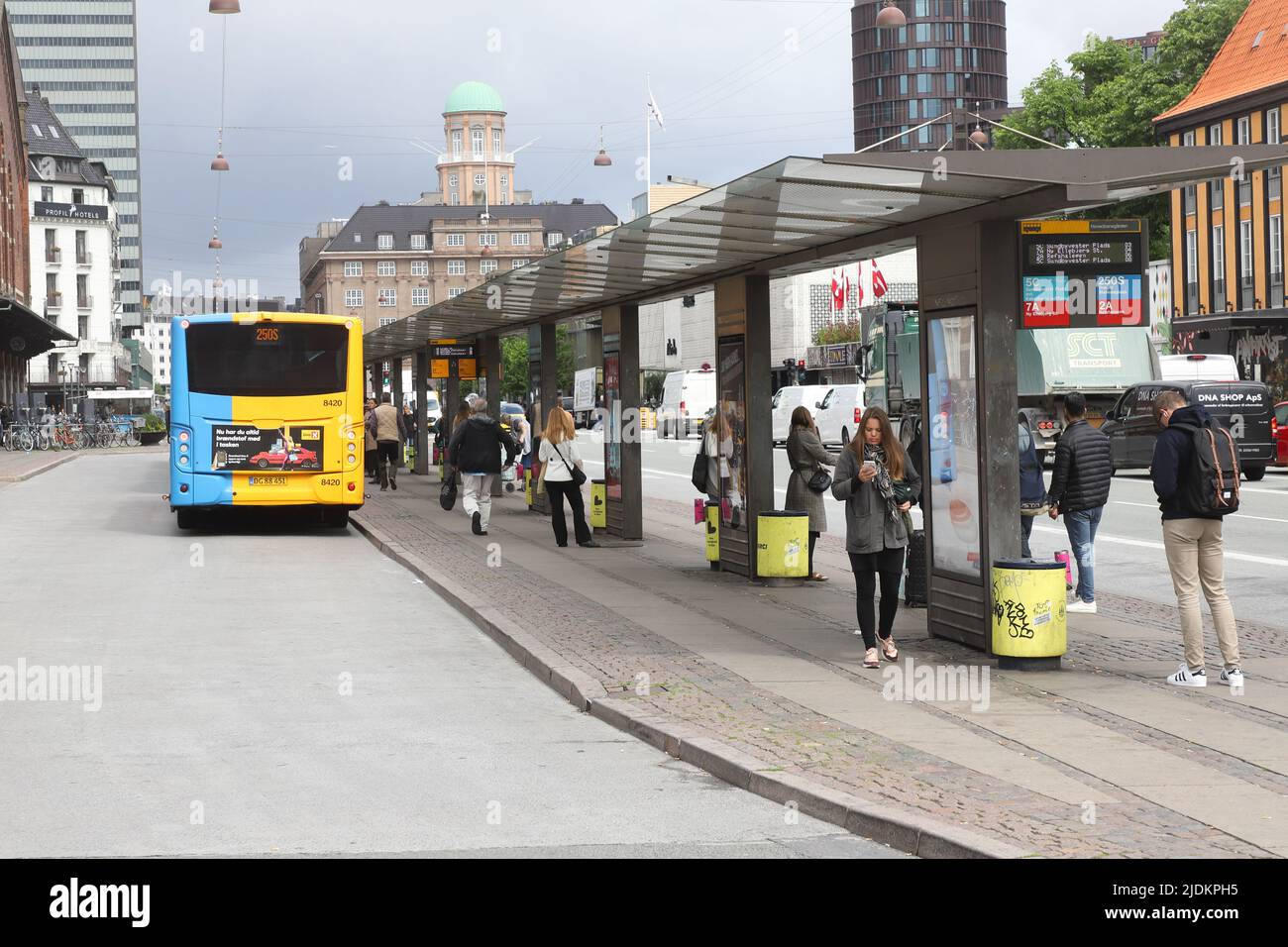 Kopenhagen, Dänemark - 14. Juni 2022: Bushaltestelle am Kopenhagener Hauptbahnhof. Stockfoto