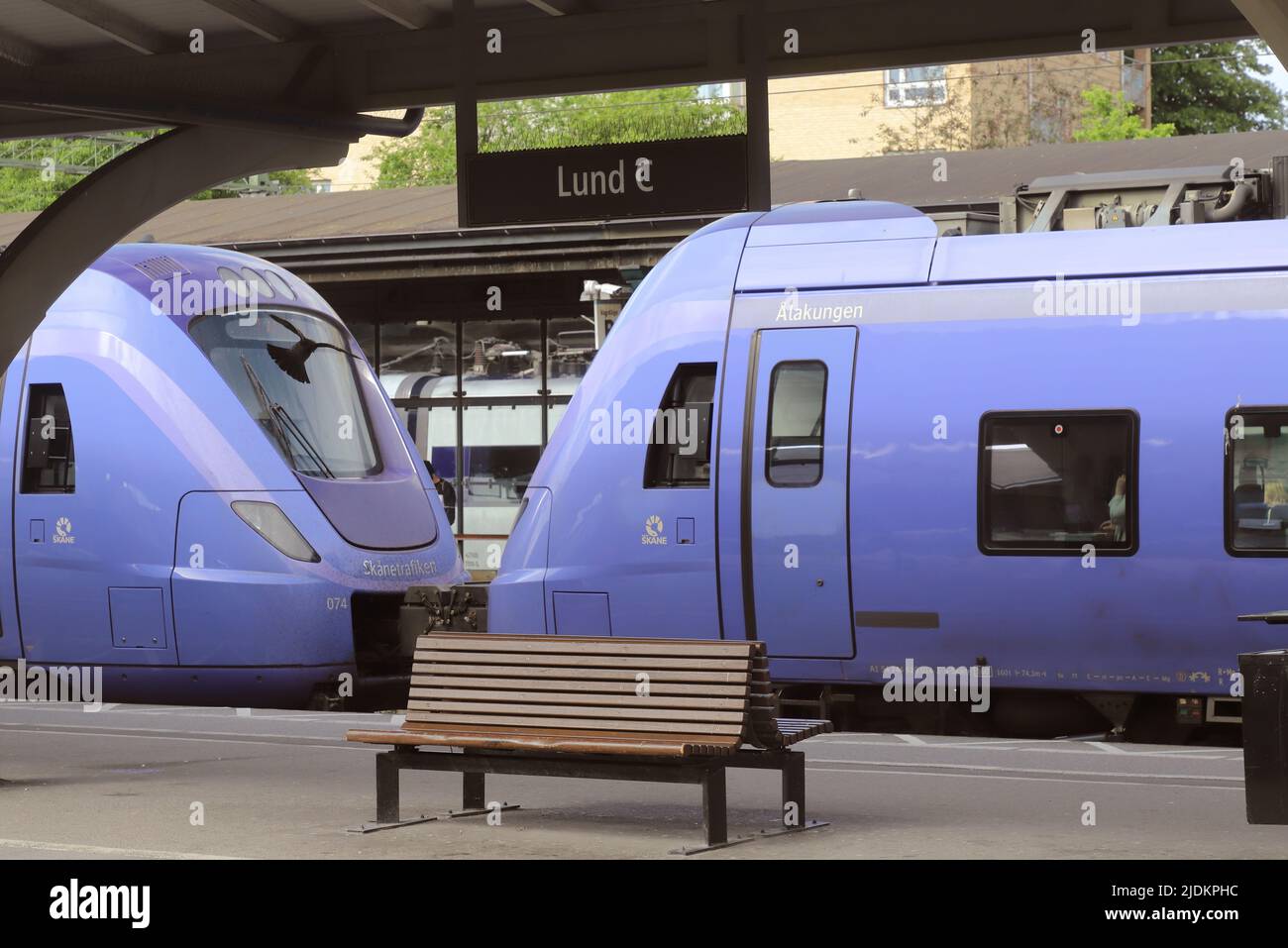 Lund, Schweden - 15. Juni 2022: Pendlerzug der Baureihe X61 im Einsatz für die Skanetrafiken beim Lund Hauptbahnhof. Stockfoto