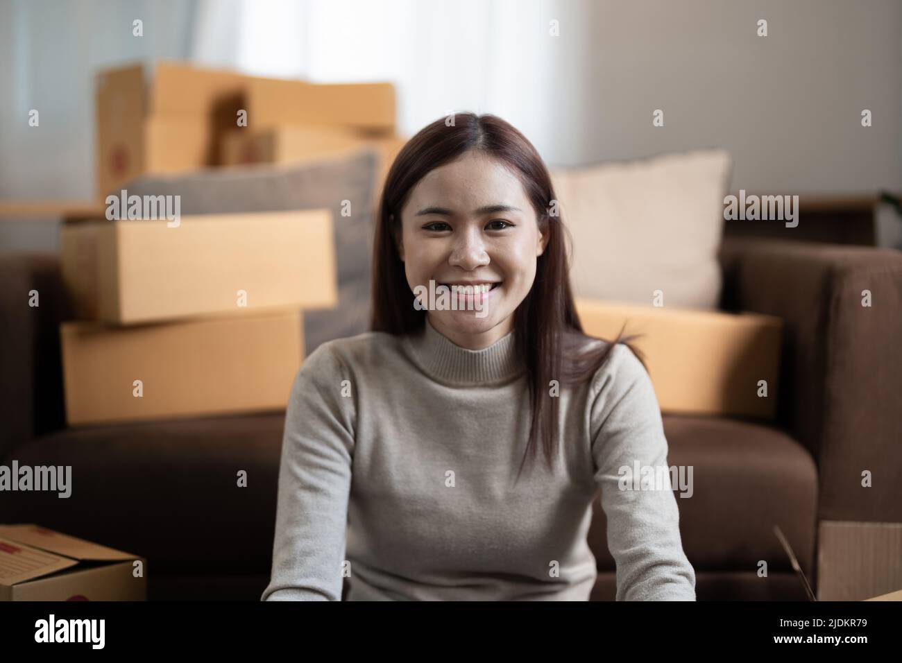 Portrait glücklich asiatische weibliche Online-Shop Kleinunternehmer Verpackung Paket nach Versand-Box Vorbereitung Lieferung Paket auf dem Tisch Stockfoto
