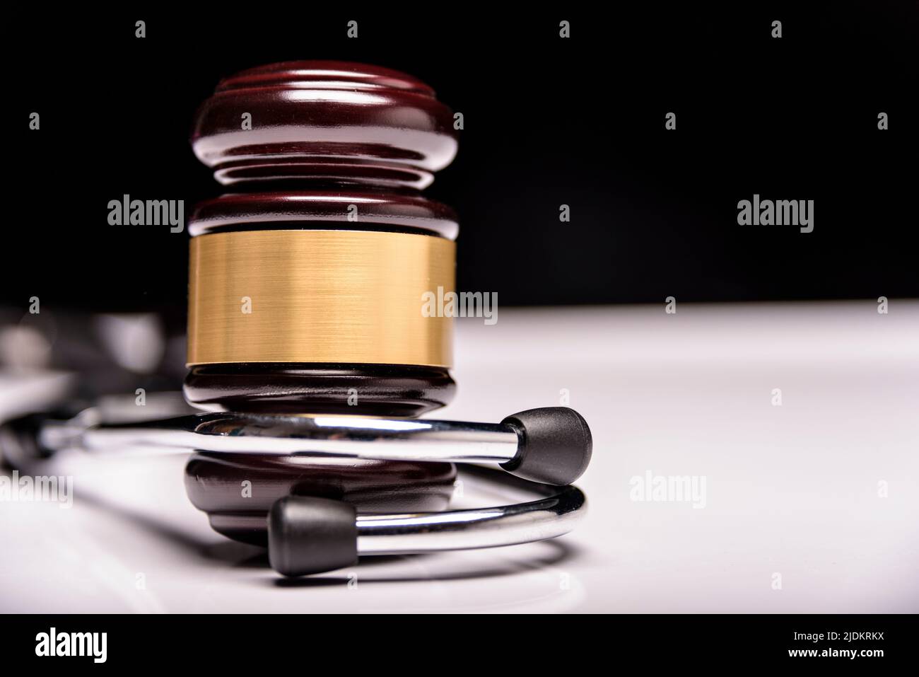 Konzept der Entschädigung für medizinische Fehler bei der Anwendung der Behandlung. Weißer Hintergrund. Stockfoto