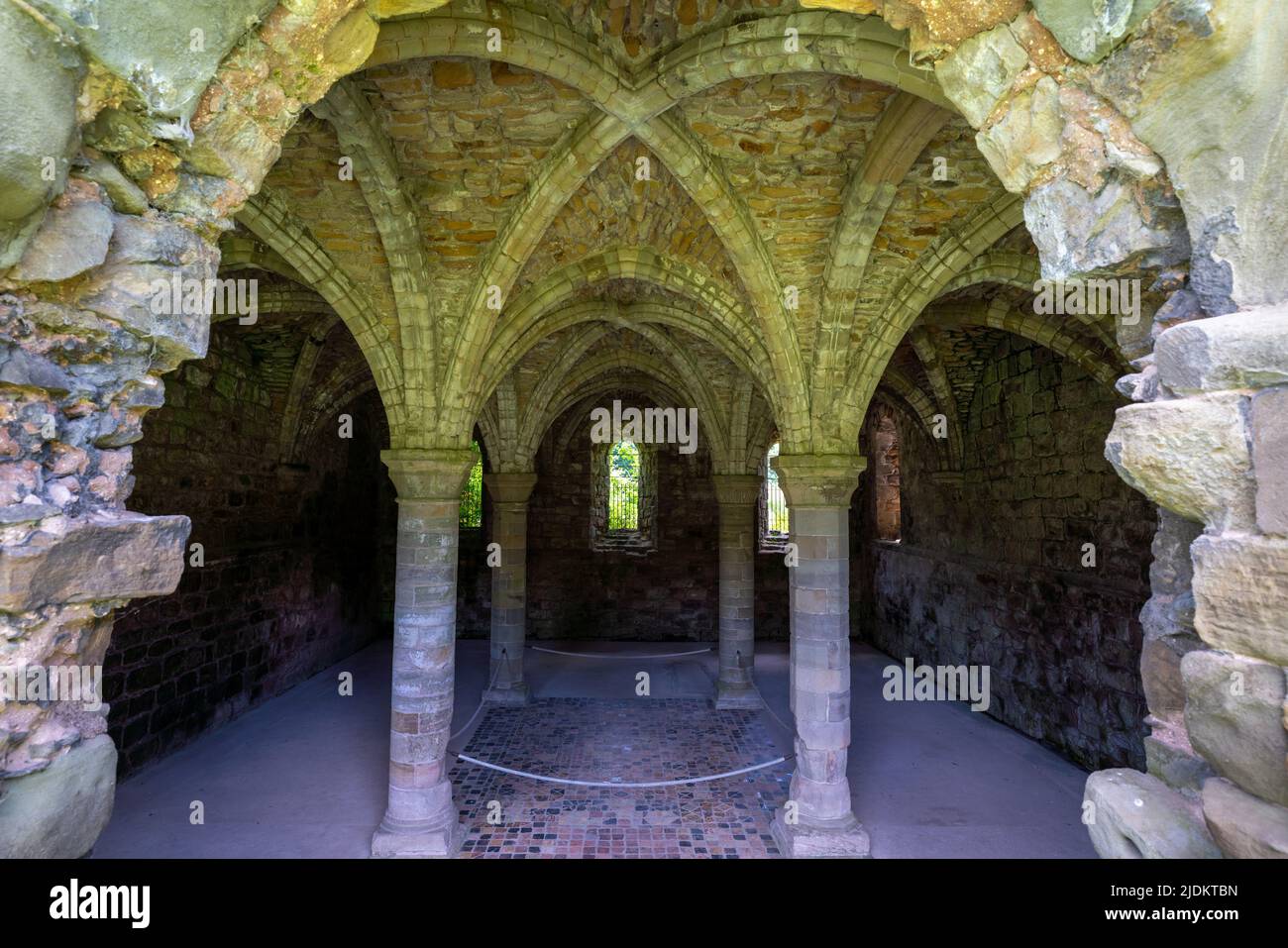 Kapitelhaus mit gewölbtem und gefliestem Boden in der Buildwas Abbey in Shropshire, England Stockfoto