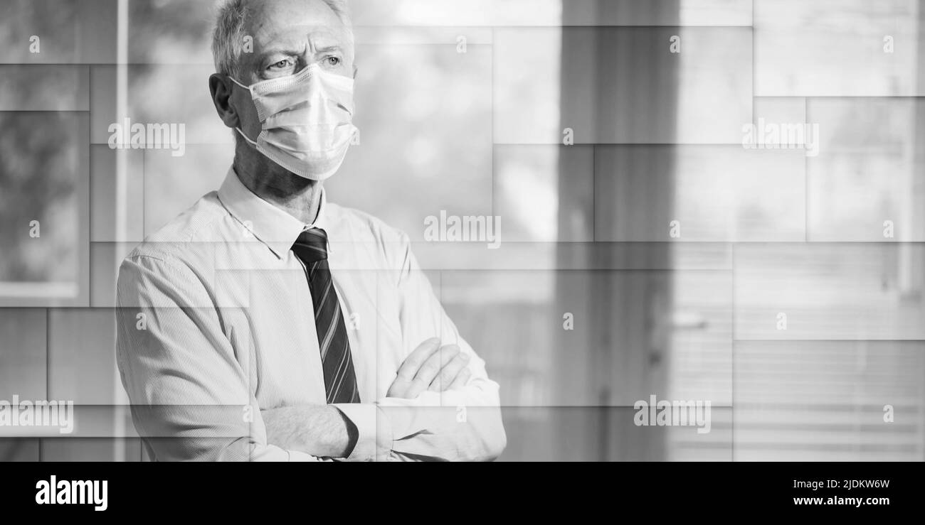 Porträt eines älteren Geschäftsmannes mit gekreuzten Armen und einer Gesichtsmaske mit geometrischem Muster Stockfoto