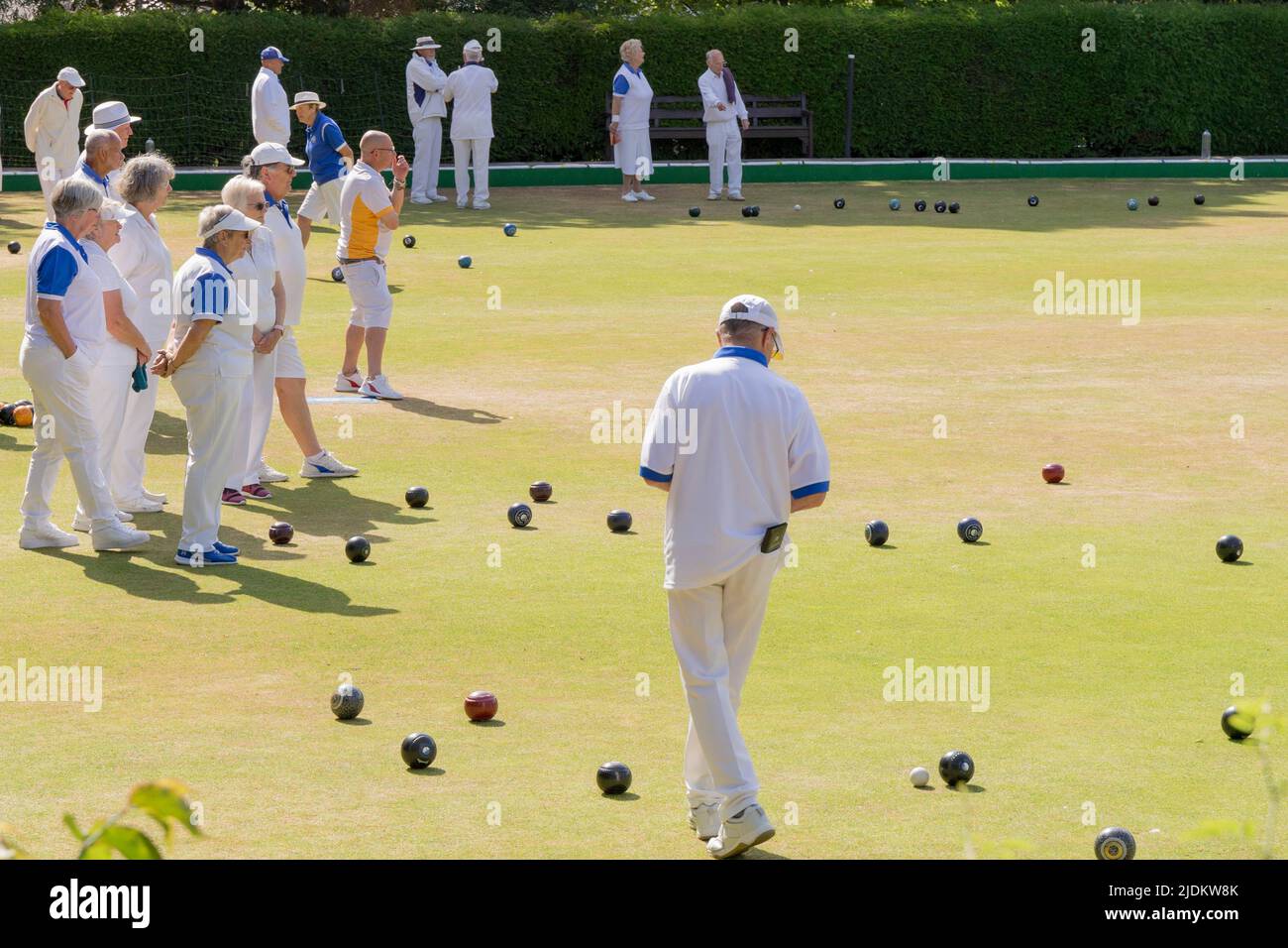 Tankerton Rasen Bowling Club mit einem Freundschaftsspiel mit Watford Team in einem heißen Sommer Sonntag Kent England Großbritannien Stockfoto