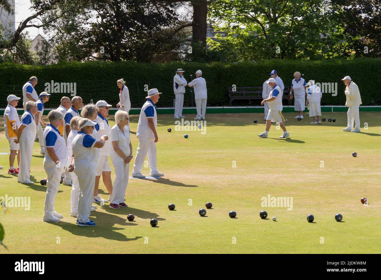 Tankerton Rasen Bowling Club mit einem Freundschaftsspiel mit Watford Team in einem heißen Sommer Sonntag Kent England Großbritannien Stockfoto