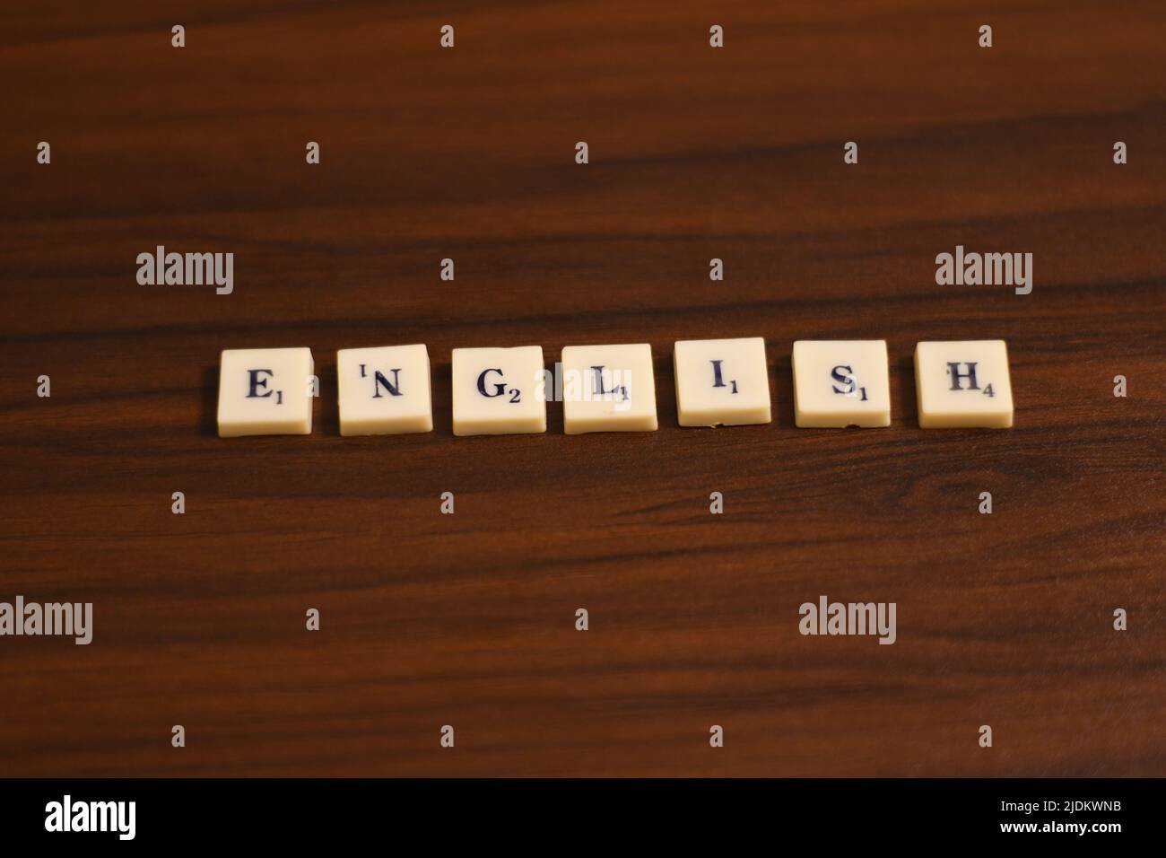 Selektive Nahaufnahme des englischen Wortes. Hergestellt durch die Verwendung der Buchstaben in Blöcken auf einem hölzernen Hintergrund. Stockfoto