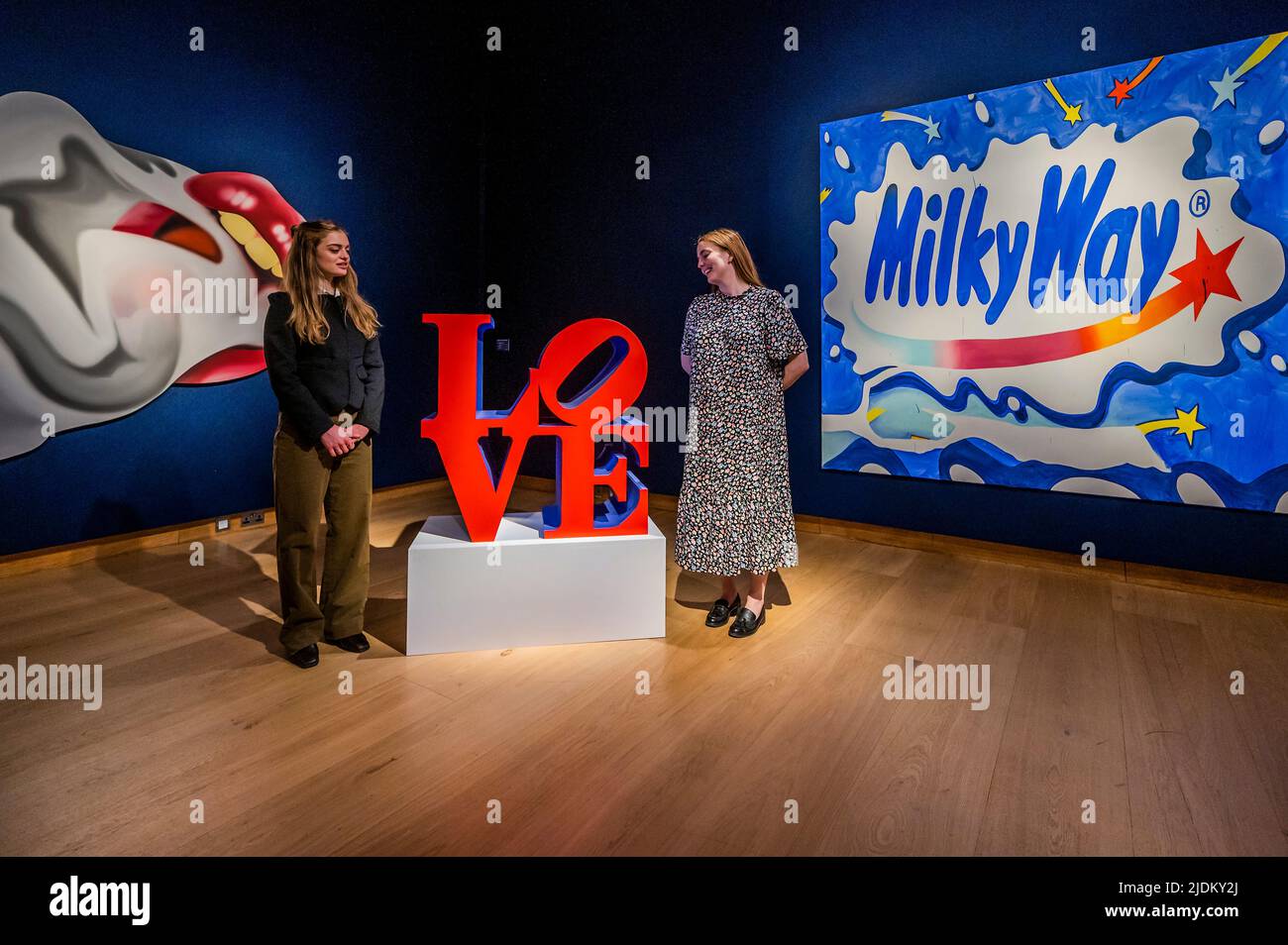 London, Großbritannien. 21.. Juni 2022. Tom Wesselmann, Smoker #21, est £2-3m, mit Robert Indiana, LOVE (Red Faces Violet Sides), est £300-500.000, und Michel Majerus, ohne Titel, im Londoner Abendverkauf am 28. Juni - Eine Vorschau auf die 20./21. Century London to Paris Sale Series im Christie's, London. Kredit: Guy Bell/Alamy Live Nachrichten Stockfoto