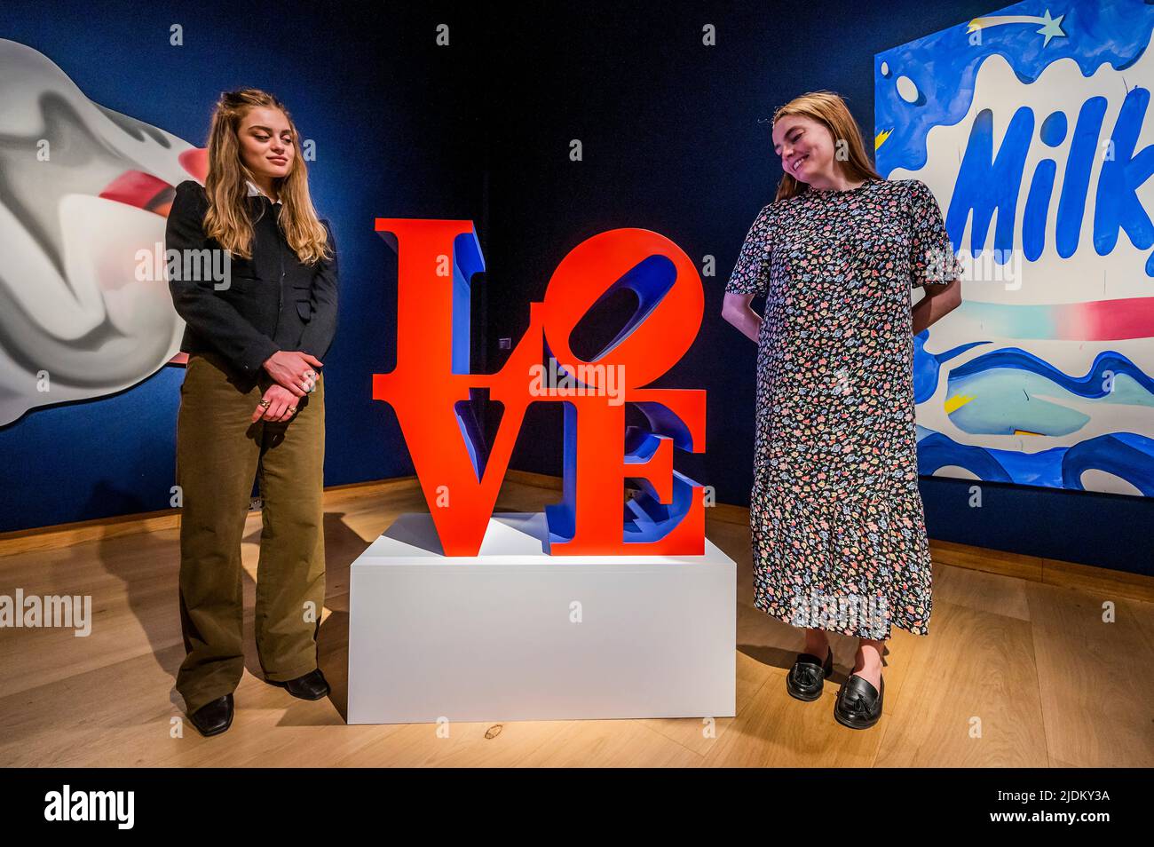 London, Großbritannien. 21.. Juni 2022. Tom Wesselmann, Smoker #21, est £2-3m, mit Robert Indiana, LOVE (Red Faces Violet Sides), est £300-500.000, und Michel Majerus, ohne Titel, im Londoner Abendverkauf am 28. Juni - Eine Vorschau auf die 20./21. Century London to Paris Sale Series im Christie's, London. Kredit: Guy Bell/Alamy Live Nachrichten Stockfoto