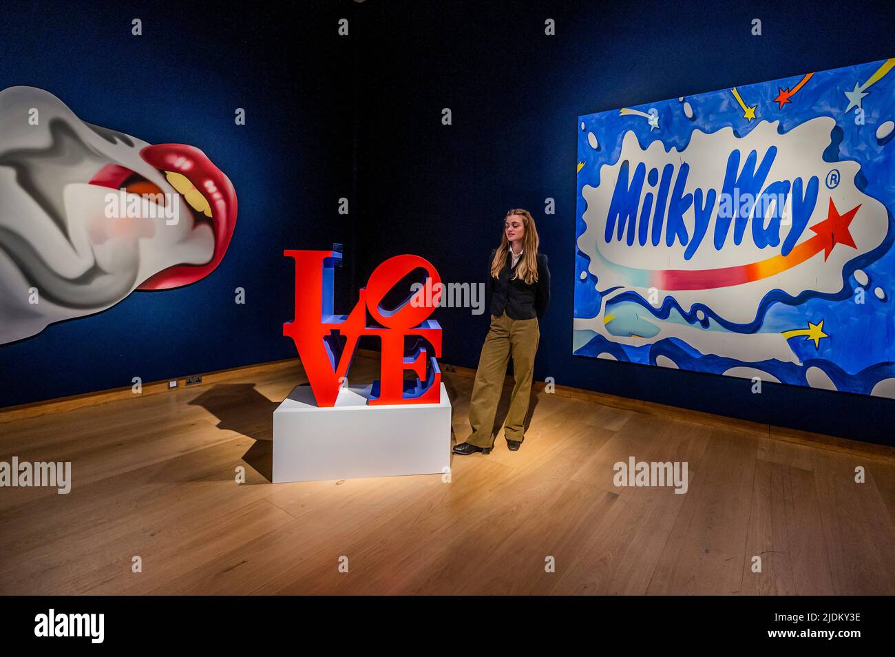 London, Großbritannien. 21.. Juni 2022. Tom Wesselmann, Smoker #21, est £2-3m, mit Robert Indiana, LOVE (Red Faces Violet Sides), est £300-500.000, und Michel Majerus, ohne Titel, im Londoner Abendverkauf am 28. Juni - Eine Vorschau auf die 20./21. Century London to Paris Sale Series im Christie's, London. Kredit: Guy Bell/Alamy Live Nachrichten Stockfoto