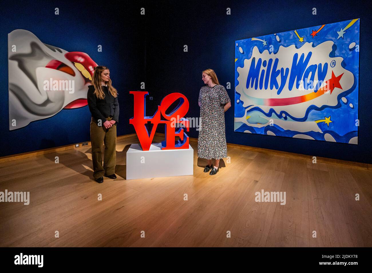 London, Großbritannien. 21.. Juni 2022. Tom Wesselmann, Smoker #21, est £2-3m, mit Robert Indiana, LOVE (Red Faces Violet Sides), est £300-500.000, und Michel Majerus, ohne Titel, im Londoner Abendverkauf am 28. Juni - Eine Vorschau auf die 20./21. Century London to Paris Sale Series im Christie's, London. Kredit: Guy Bell/Alamy Live Nachrichten Stockfoto