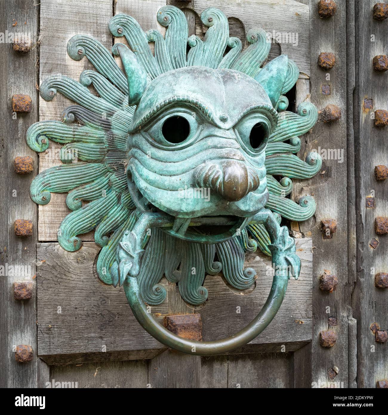 Das „Monster Door Knocker“-Design aus dem 12.. Jahrhundert in Brougham Hall, Penrith, Cumbria, Großbritannien Stockfoto