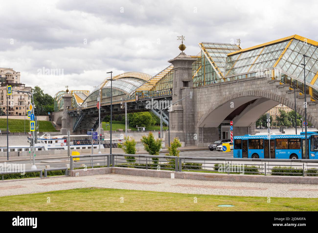 Moskau, Russland - 15. Juni 2022: Fußgängerbrücke von Bogdan Khmelnitsky über den Fluss Moskau Stockfoto