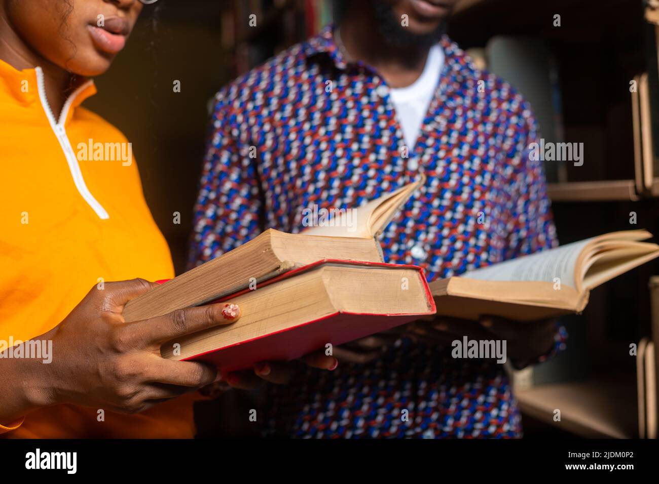 High School - zwei Schüler mit Buch im Klassenzimmer Stockfoto