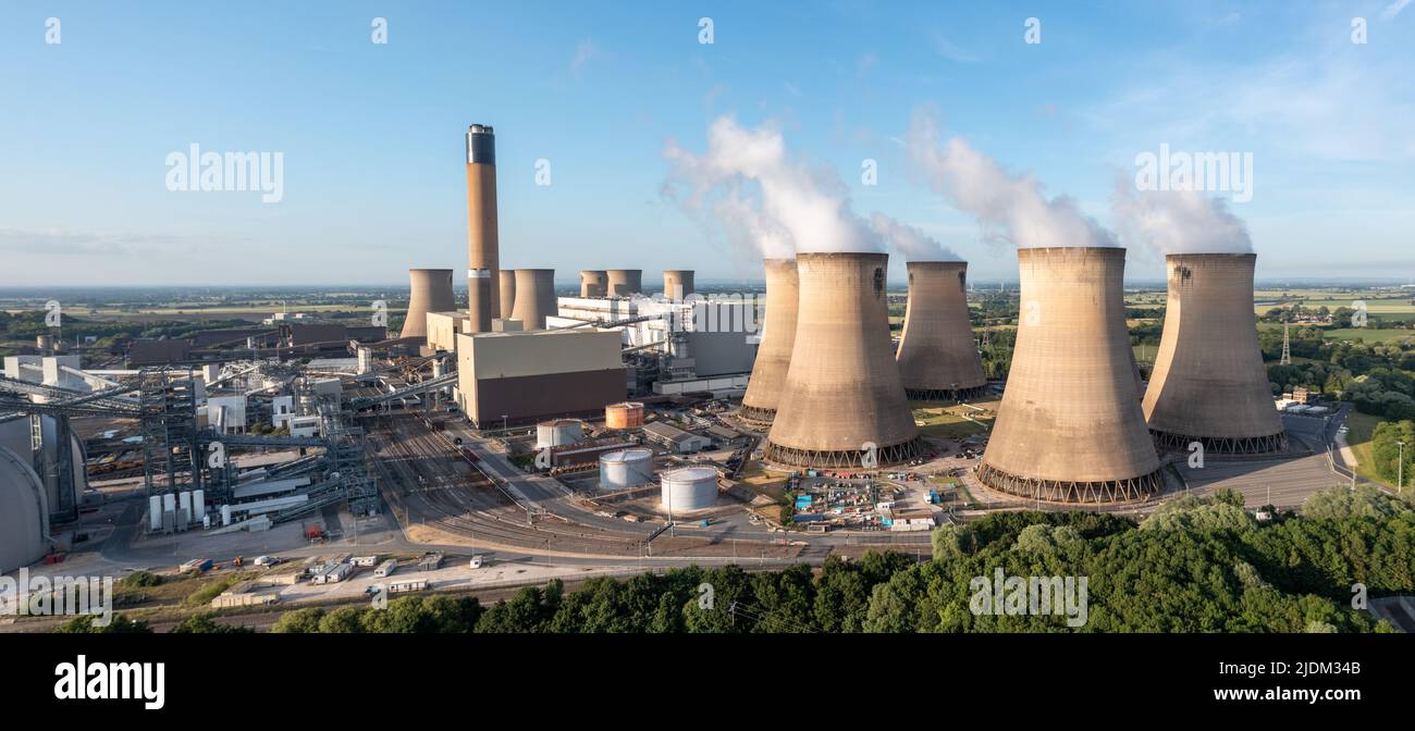 DRAX-KRAFTWERK, GROSSBRITANNIEN – 20. JUNI 2022. Eine Luftaufnahme des Drax-Kraftstation in der Nähe von Selby in North Yorkshire, das nicht erneuerbaren Strom erzeugt Stockfoto