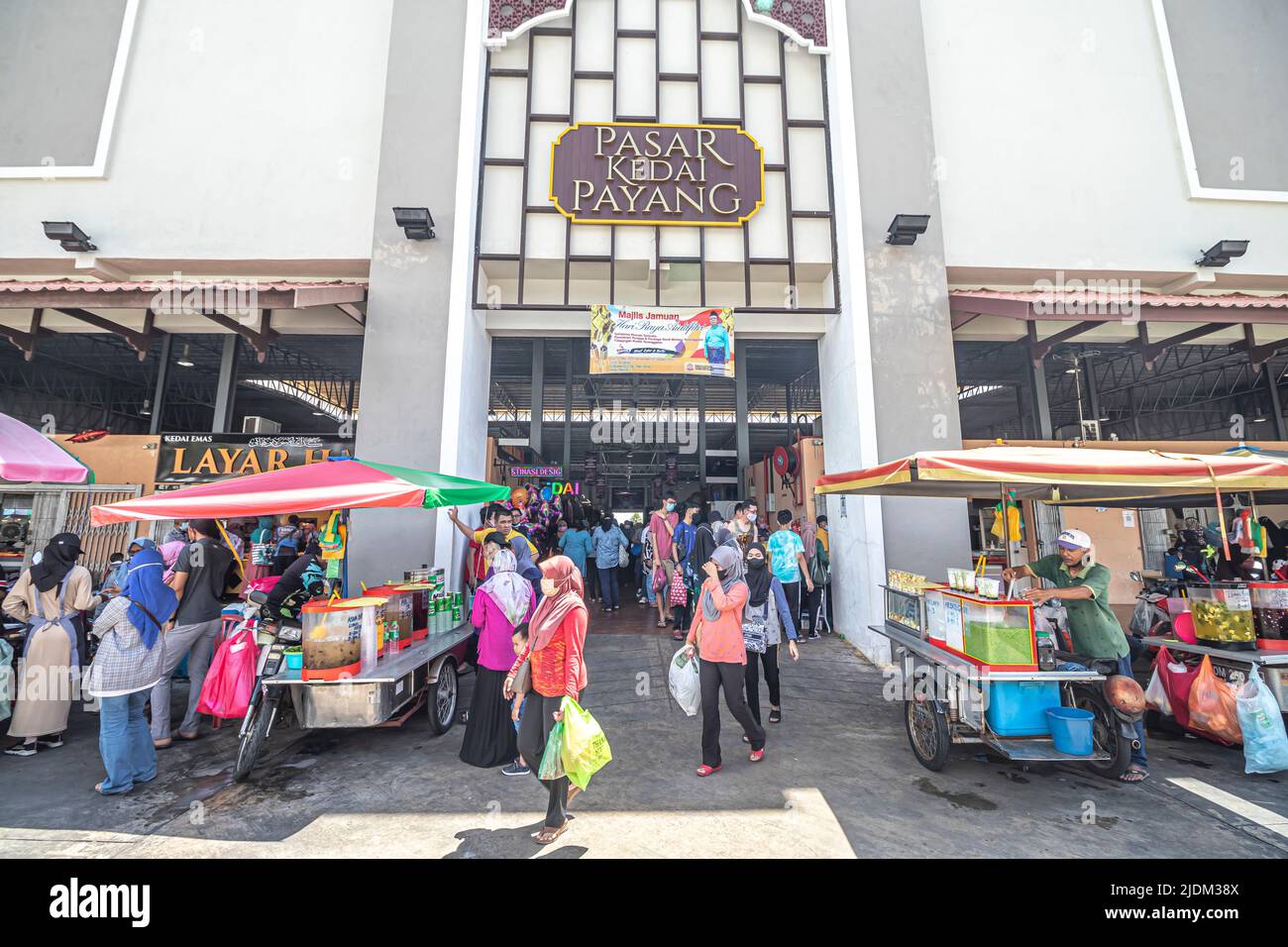 Menschen und Händler am Eingang des Pasar Kedai Payang Marktes in Kuala Terengganu, Malaysia. Stockfoto