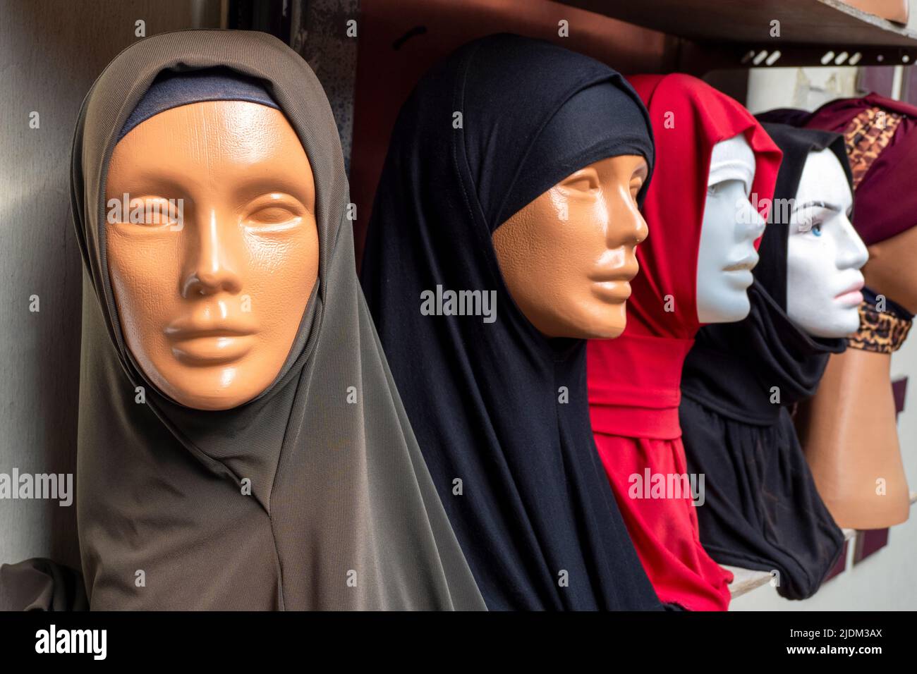 Traditionelle muslimische Tücher, bekannt als Tuch auf Plastikfiguren auf einem Straßenmarkt in der Türkei Stockfoto