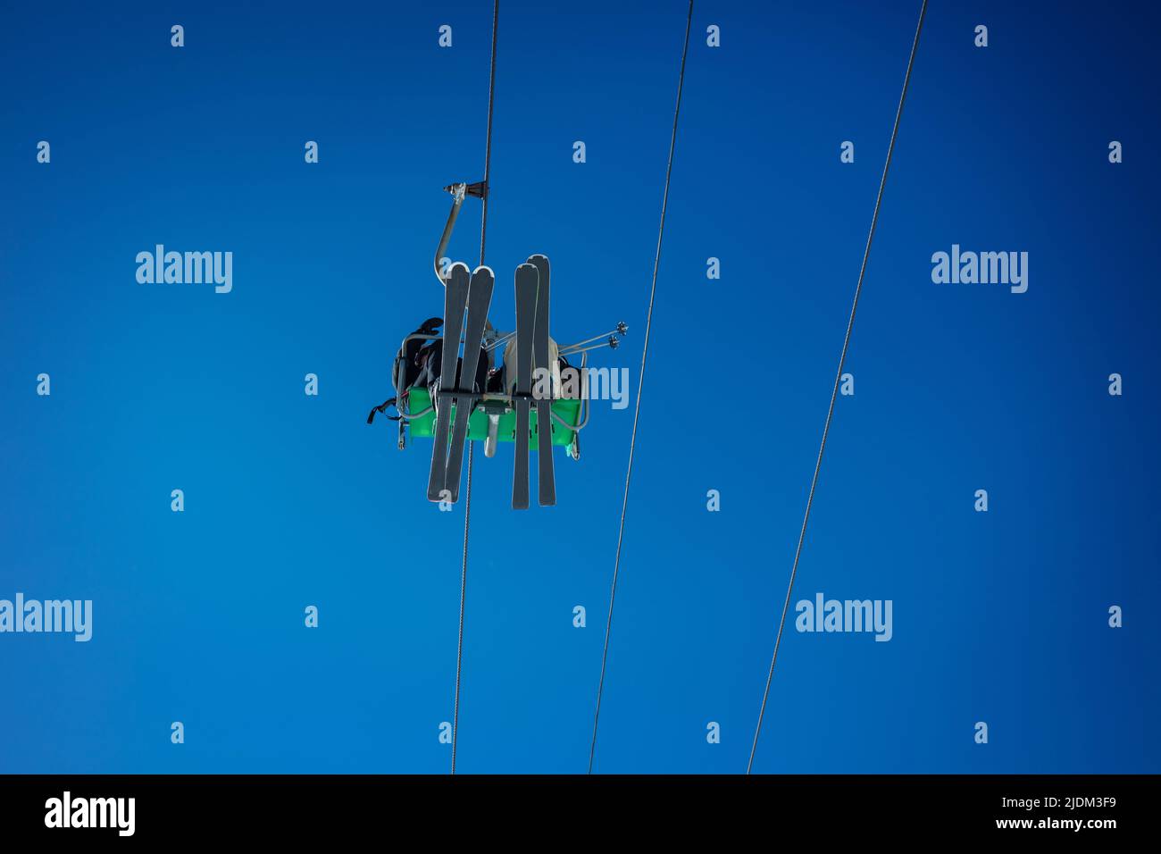 Alpine Skilift Sitz und Boden von Skiern über blauem Himmel Stockfoto