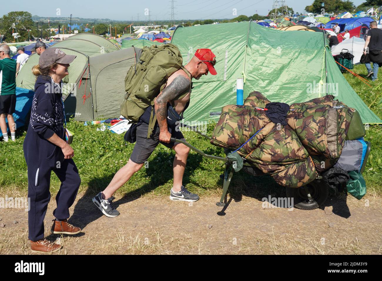 Glastonbury, Großbritannien. Mittwoch, 22. Juni 2022. Festivalbesucher treffen am ersten Tag des Glastonbury 2022 Festivals ein. Foto: Richard Gray/Alamy Live News Stockfoto