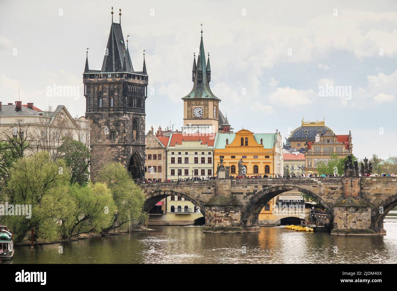 PRAG, TSCHECHIEN - 24. APRIL 2012: Dies ist der Brückenturm der Karlsbrücke und der Uhrturm der alten hydraulischen Struktur am rechten Ufer des Stockfoto