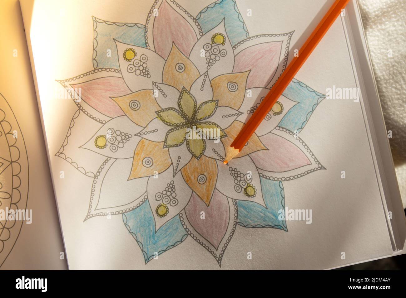 Anti-Stress-Seite zum Färben. Mandala malen, um Stress zu bekämpfen. Entspannendes Hobby mentales Wohlbefinden und Kunsttherapie. Skizze, meditativer Prozess der Ausmalung von Seiten. Selbstausdruck durch Kunst Stockfoto