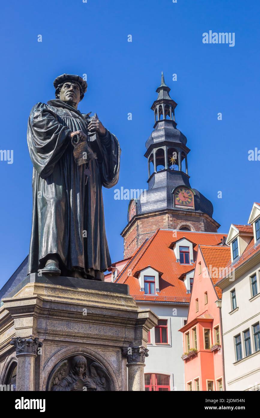 Statue von Martin Luther vor der Andreas-Kirche in Eisleben Stockfoto