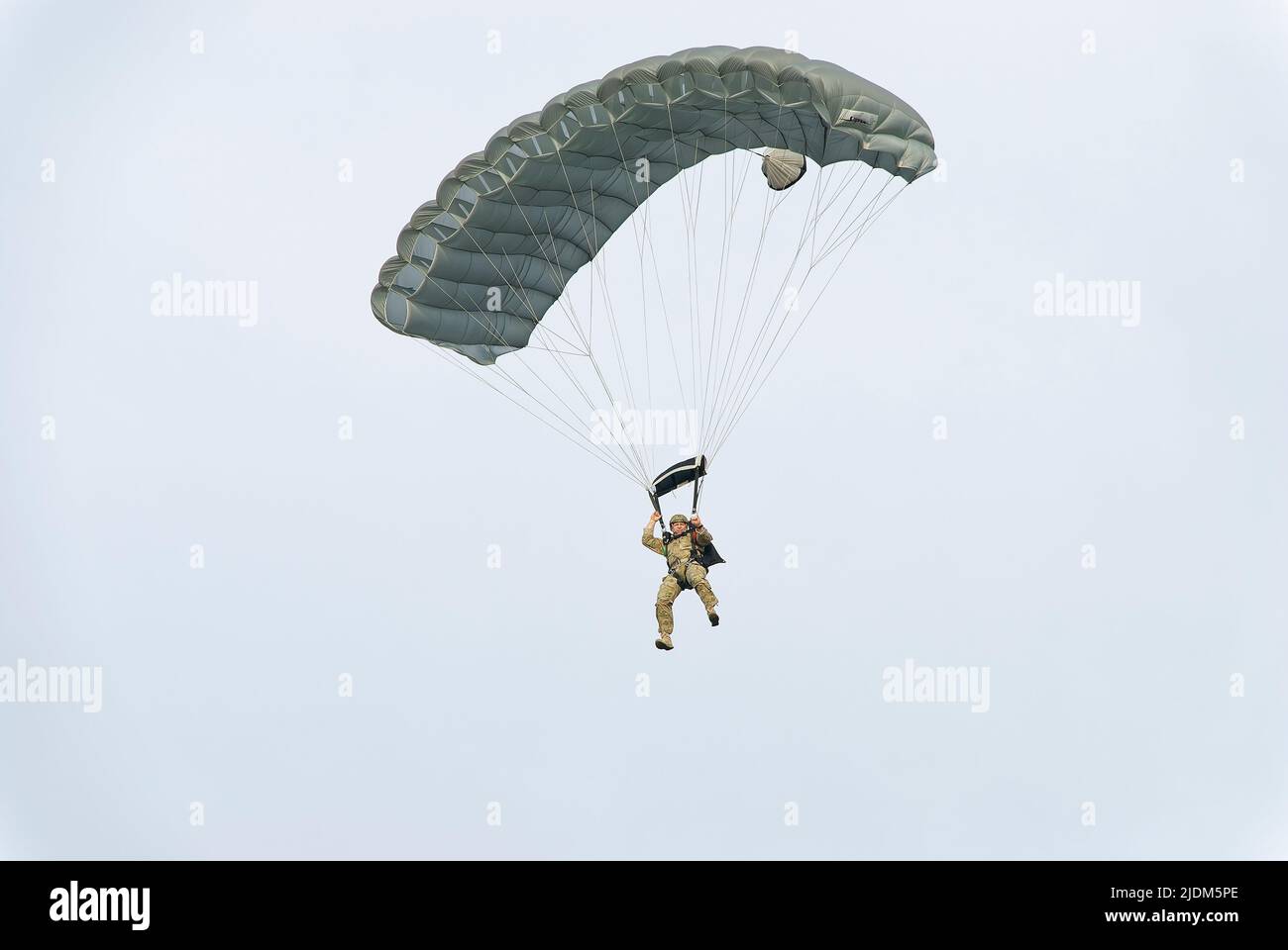Soldat in der Luft. Foto während der Fallschirmspringshow während des Commando Fest in Dziwnów - August 2020. Stockfoto