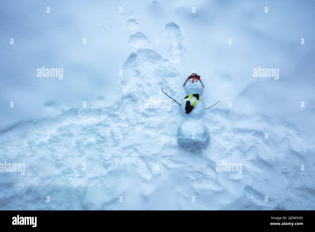 Blick von oben auf den Schneemann mit Narbenhut und Karottennase Stockfoto