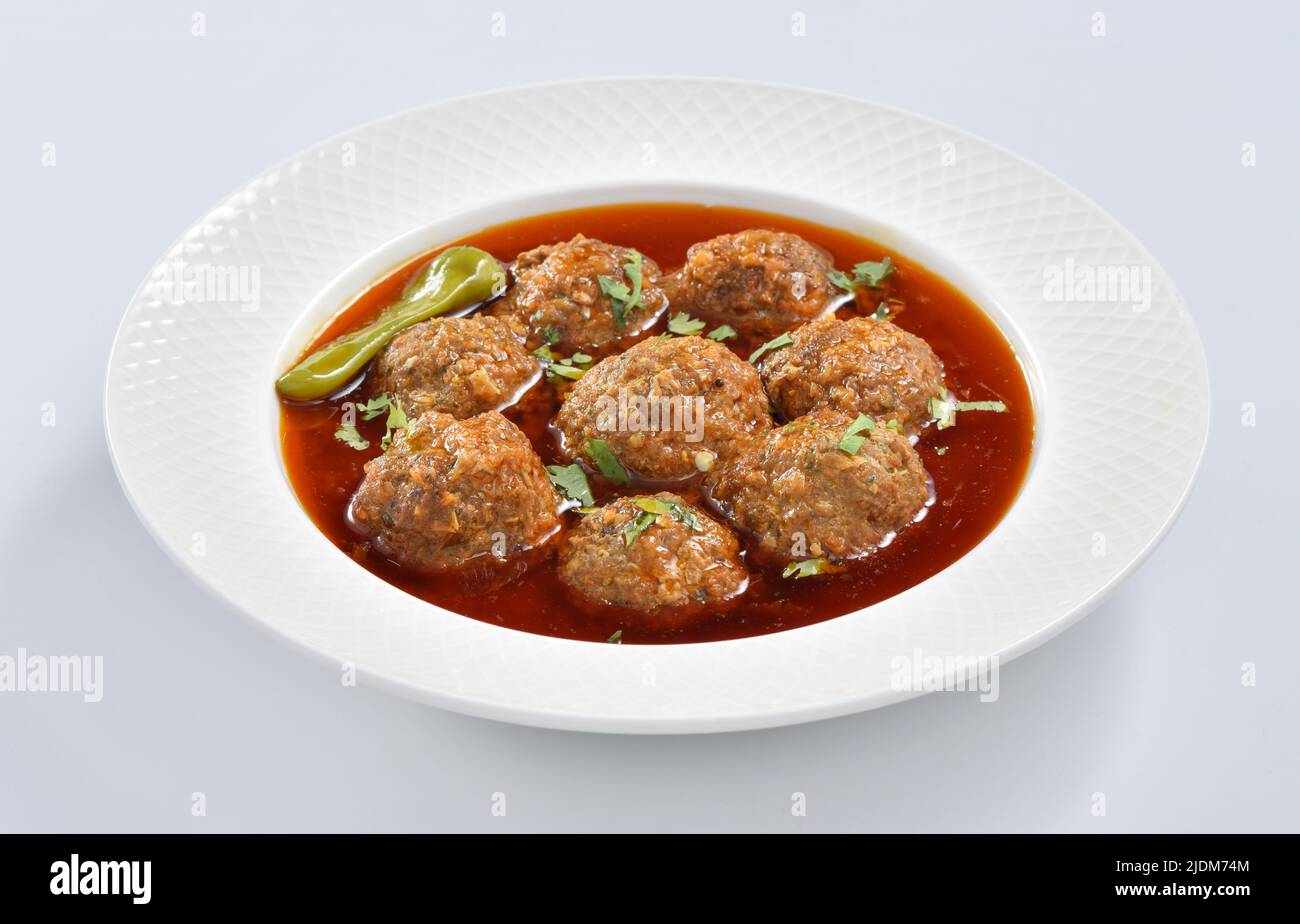 Kofta ist ein köstliches und würziges Fleisch-Ball-Fleisch-und-Fleisch-und-Fleisch- Mit Hammelfleisch oder Rindfleisch zubereitet und in dickem Soße gekocht. Ähnlich berühmt ist es auch in der Türkei. Stockfoto