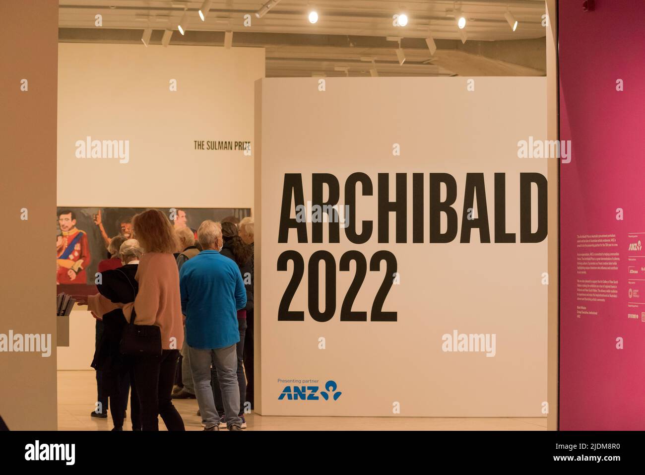 Besucher der Archibald-Preis-Ausstellung im Juni 2022 in der Art Gallery of New South Wales in Sydney, Australien Stockfoto