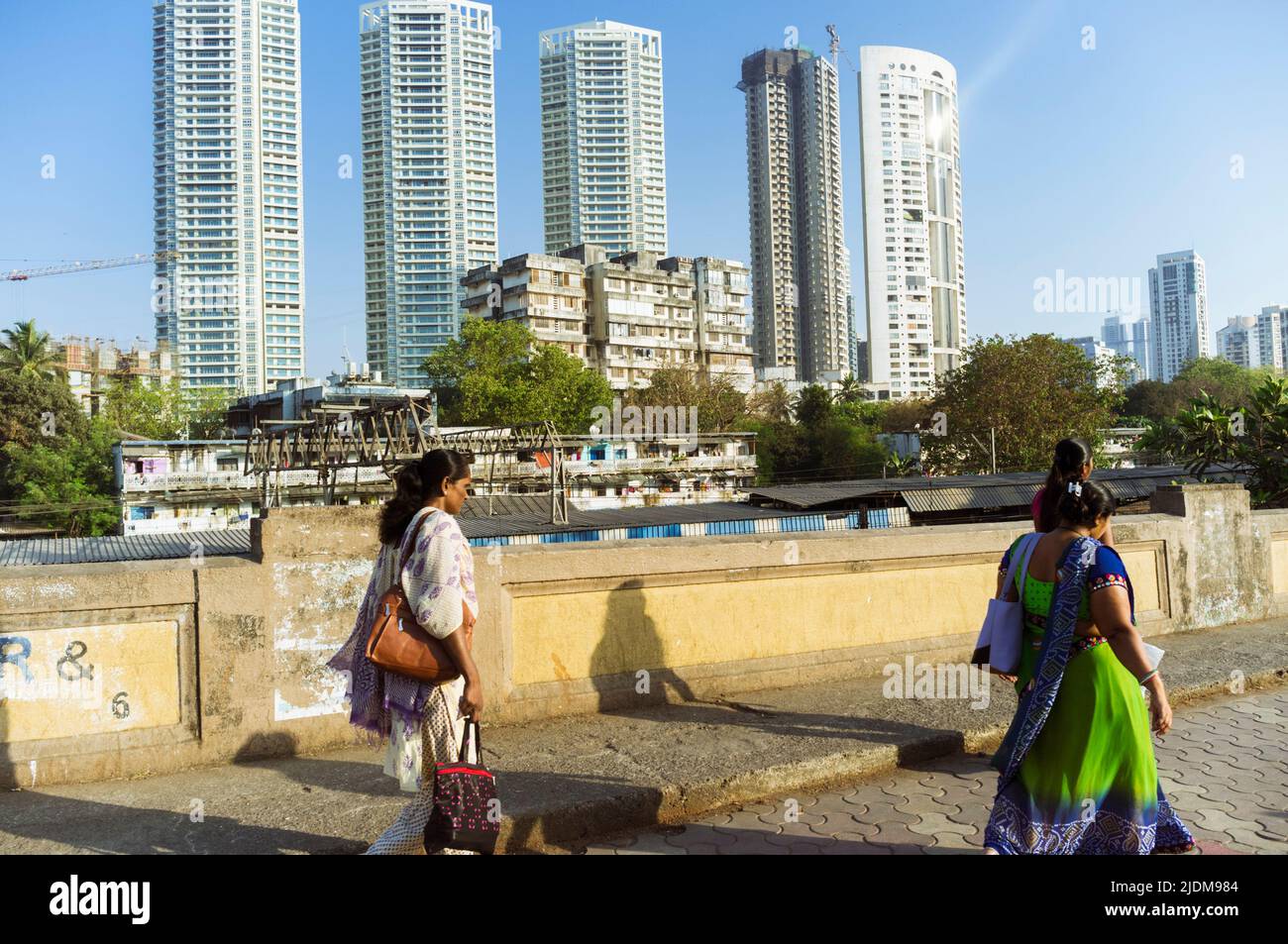 Mumbai, Maharashtra, Indien : Frauen gehen an Hochhäusern im Süden von Mumbai vorbei. Stockfoto
