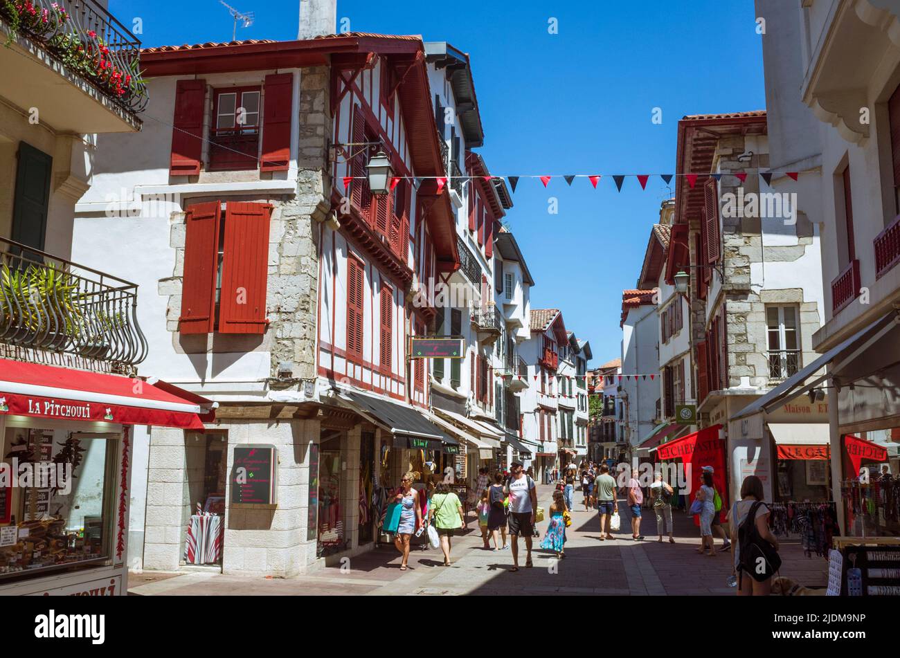 Saint Jean de Luz, Französisch Baskenland, Frankreich - 19.. Juli 2019 : die Menschen wandern entlang der Rue Gambetta im historischen Zentrum von Saint Jean de Luz. Stockfoto