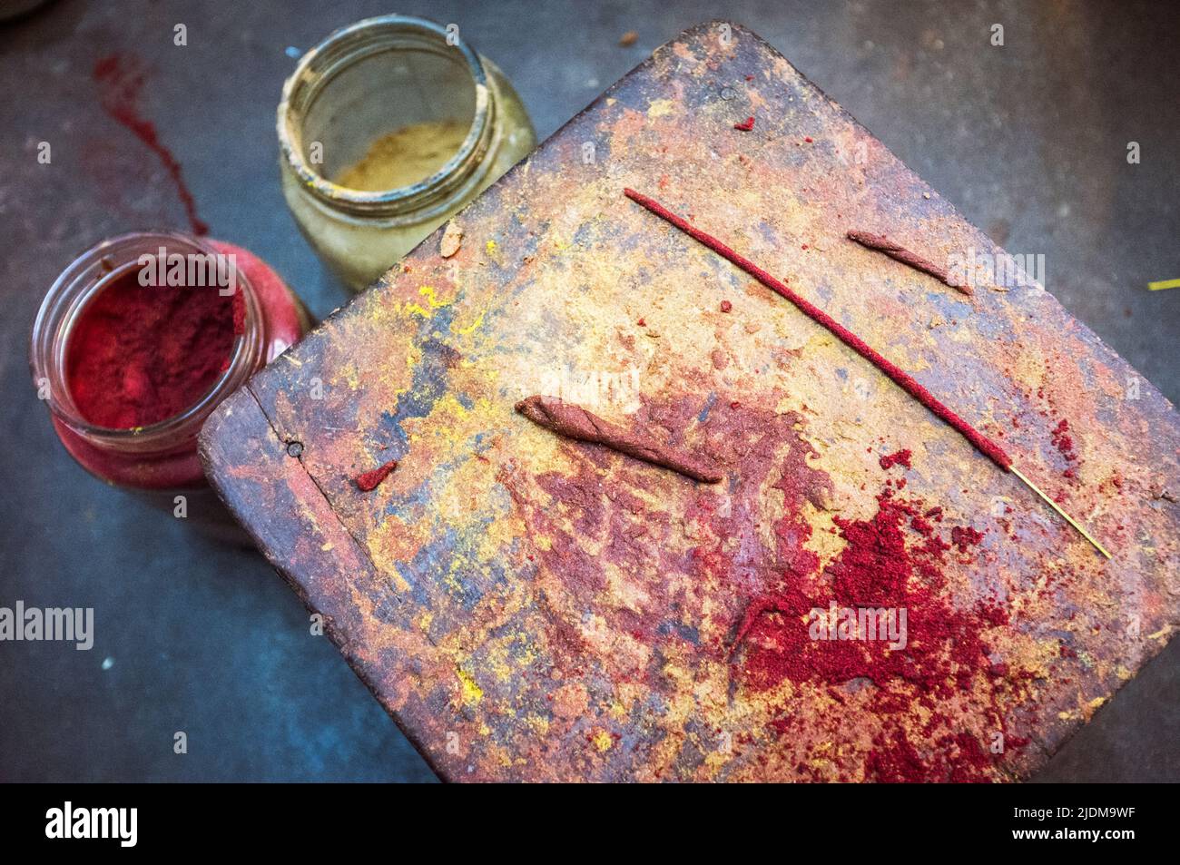 Mysore, Karnataka, Indien : Räucherstäbchen und Materialien zur Vorbereitung an einem Stand in Devaraja Markt. Stockfoto