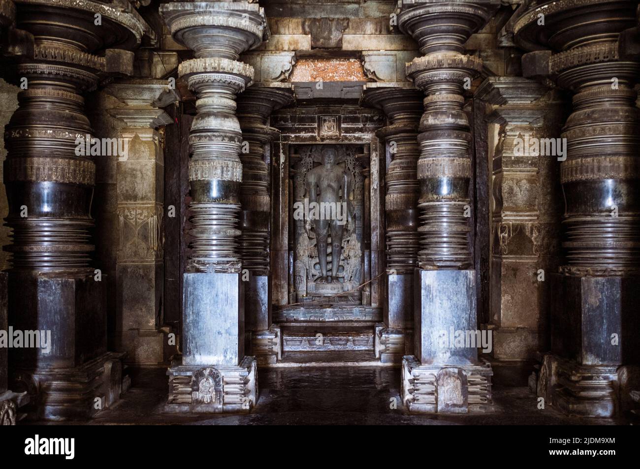 Halebid, Karnataka, Indien : Innere des 12. Jahrhunderts Parshvanatha basadi Jain Tempel. 18 Fuß (5,5 m) Skulptur von Parshvanatha. Parshvanatha basa Stockfoto