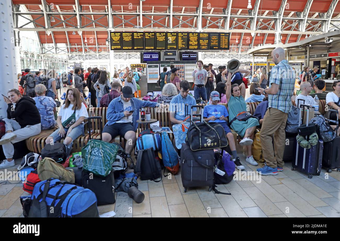 Passagiere, die zum Glastonbury Festival anreisen, warten am Bahnhof Paddington in London, da der Zugverkehr nach dem landesweiten Streik von Mitgliedern der Gewerkschaft Rail, Maritime and Transport sowie von Mitarbeitern der Londoner U-Bahn in einem erbitterten Streit um Bezahlung, Arbeitsplätze und Bedingungen weiterhin gestört wird. Bilddatum: Mittwoch, 22. Juni 2022. Stockfoto