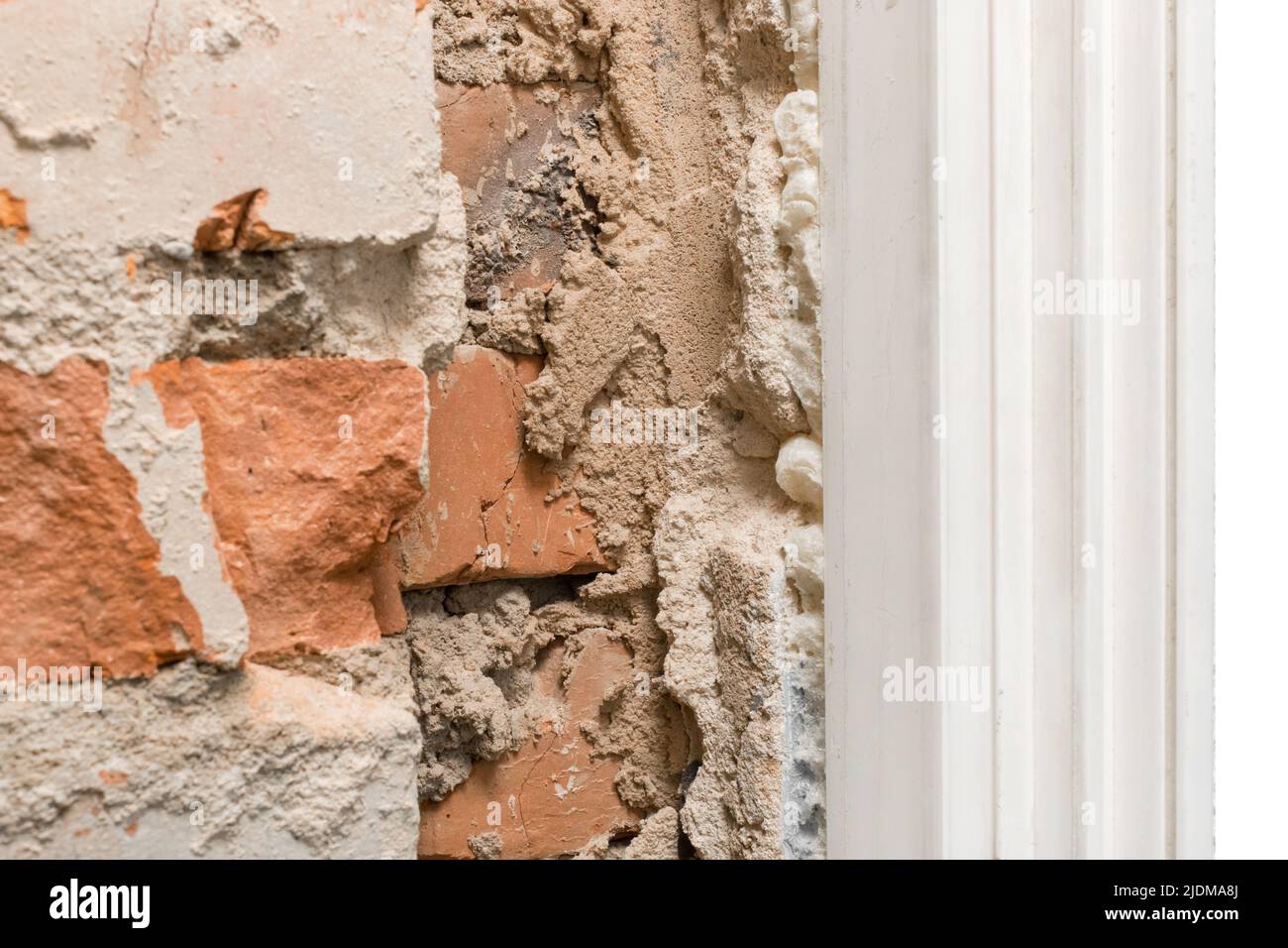 Altes Ziegelfragment der unvollendeten Baureparatur und Rekonstruktion der Mauer aus der Nähe. Stockfoto